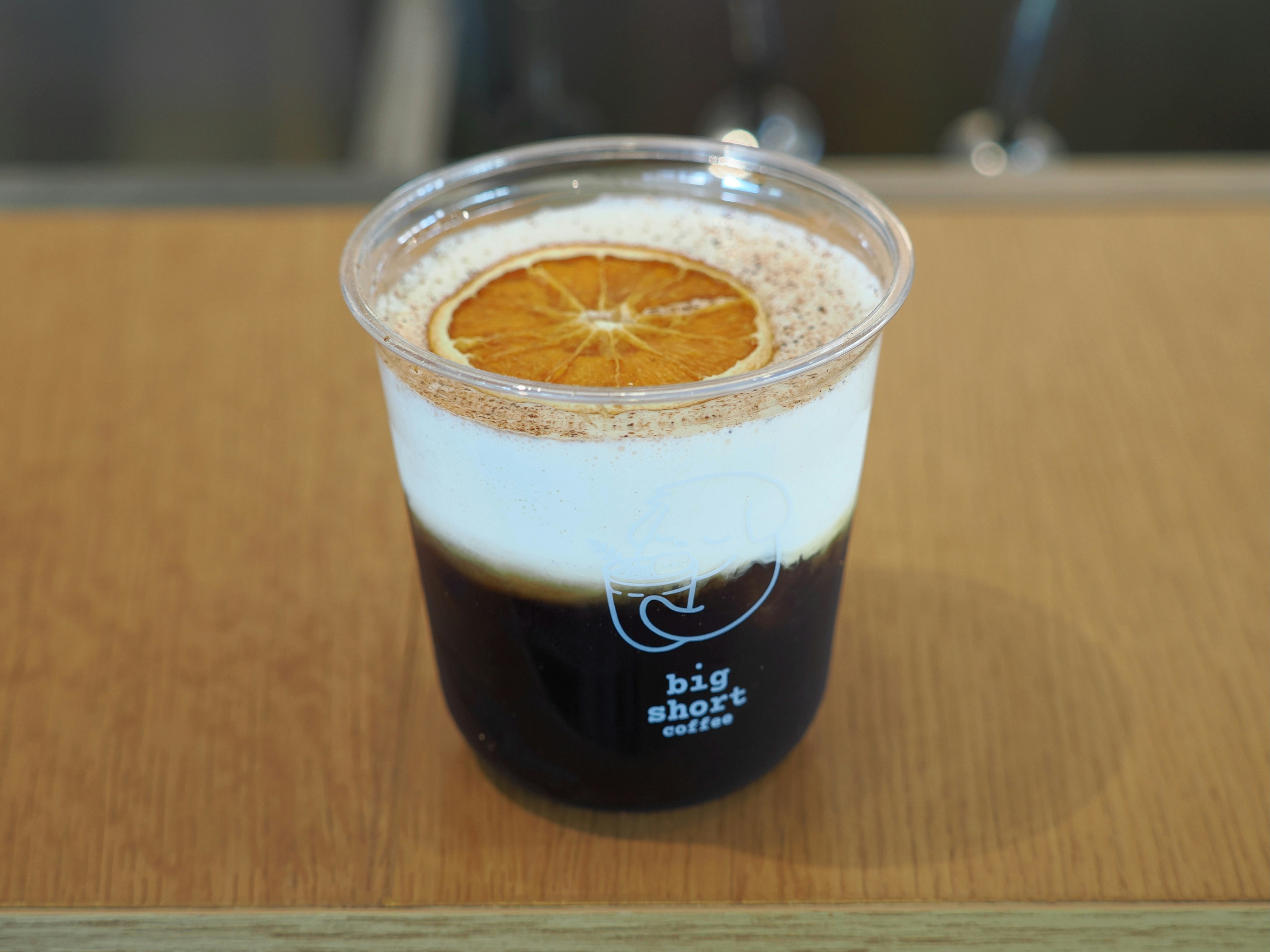 Café frío con una capa de espuma cremosa encima