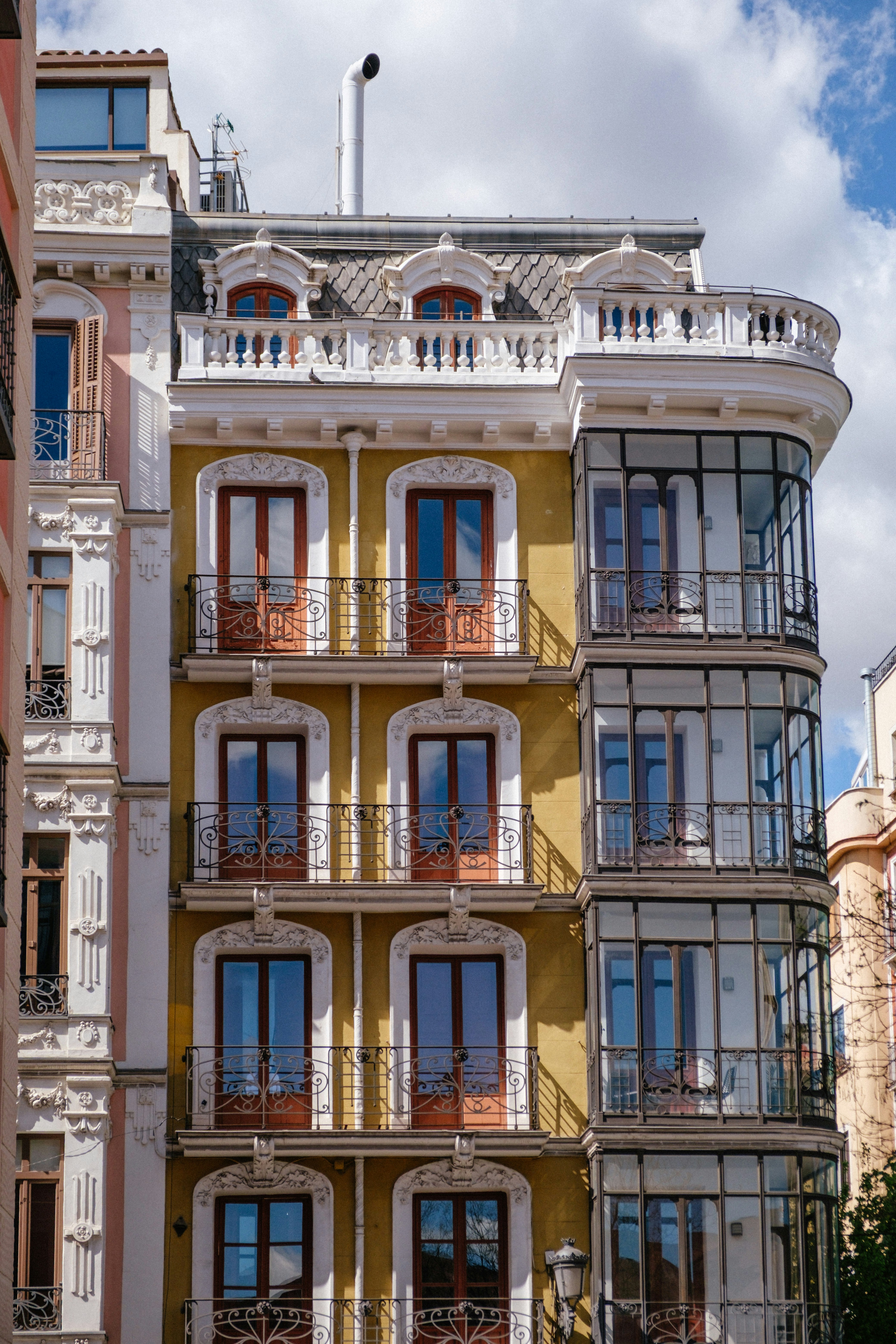 Fachada de finca residencial con balcones y tribuna