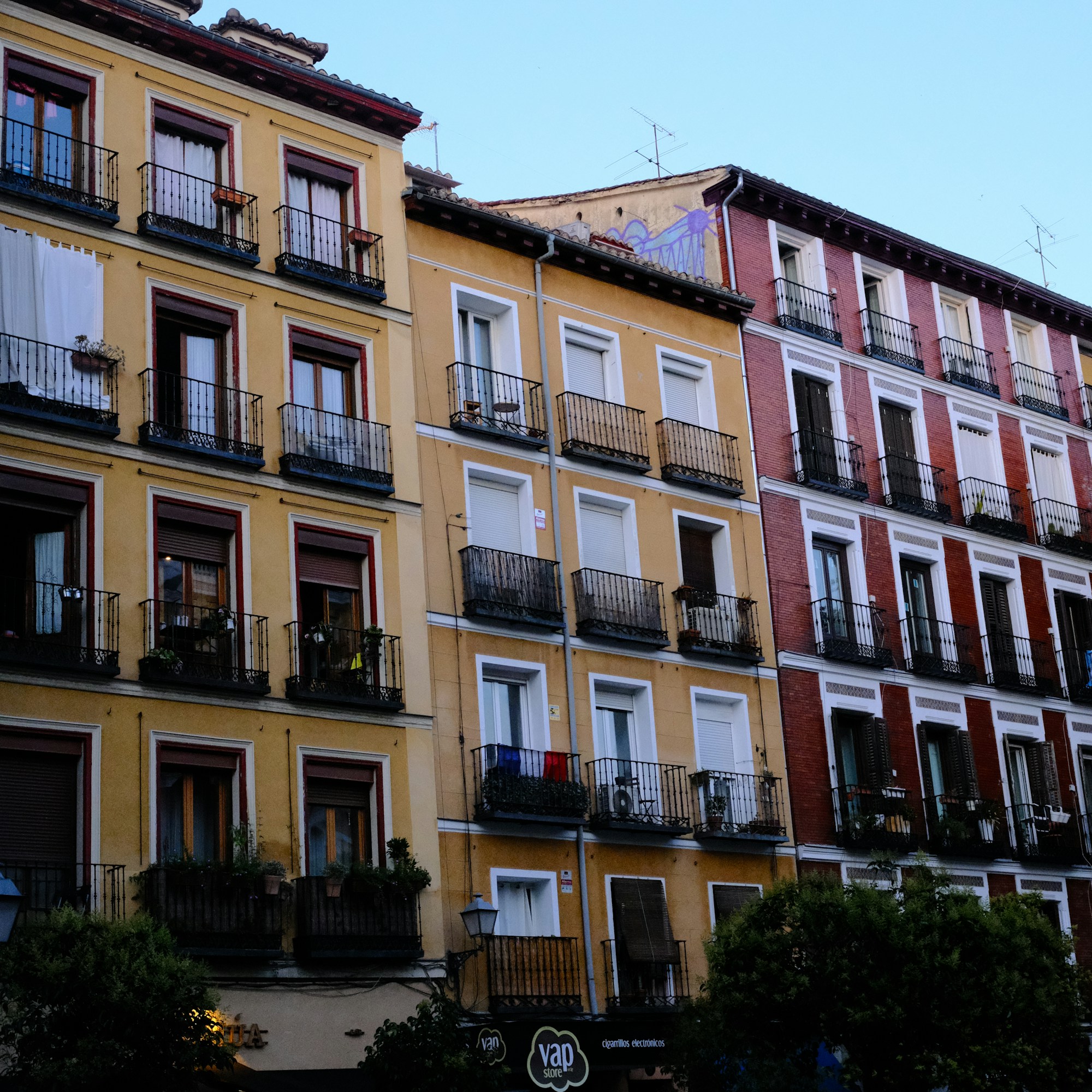 Fachadas de edificios de viviendas en Madrid