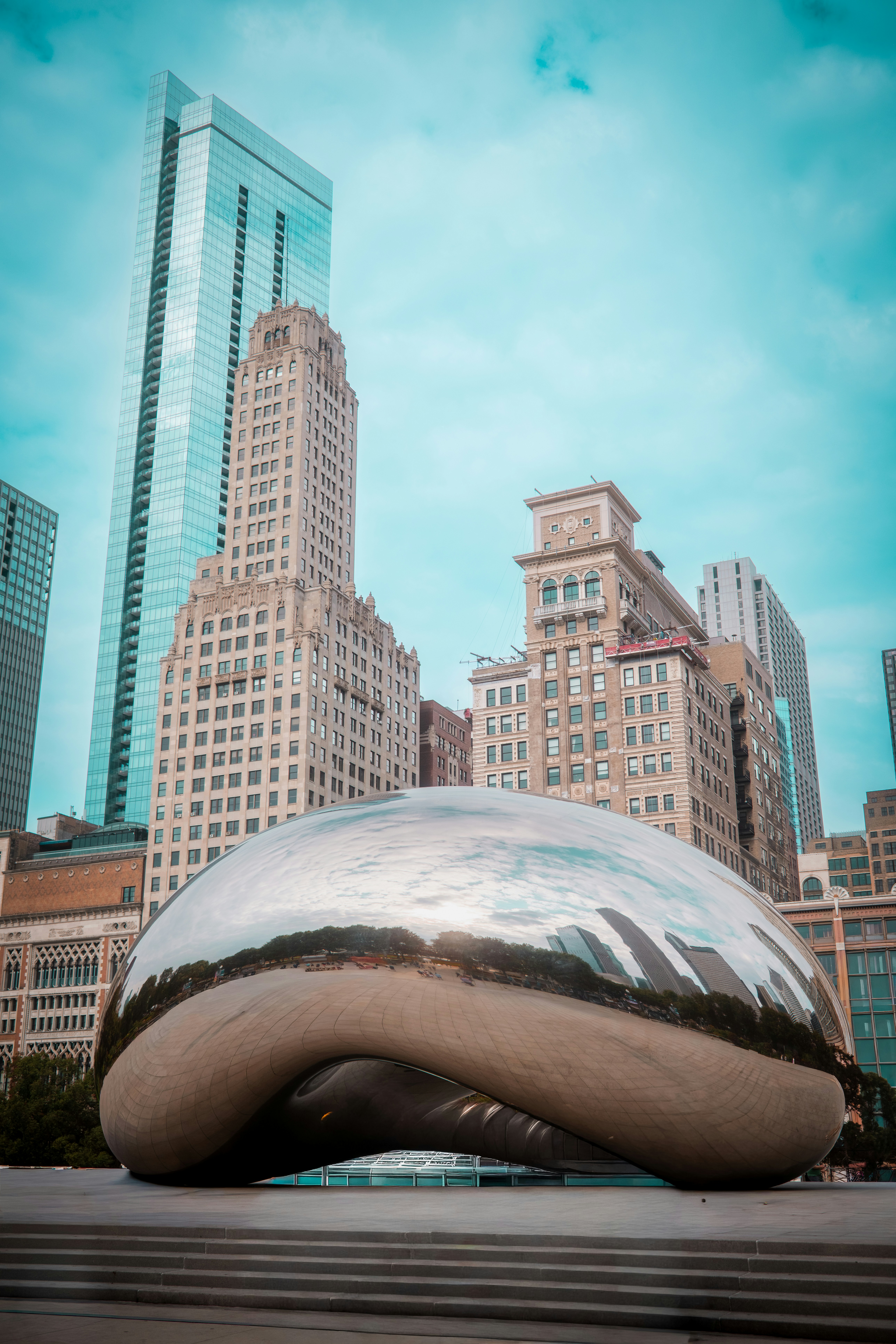 Ikonische Wolkentor-Skulptur, die die urbane Skyline Chicagos widerspiegelt.