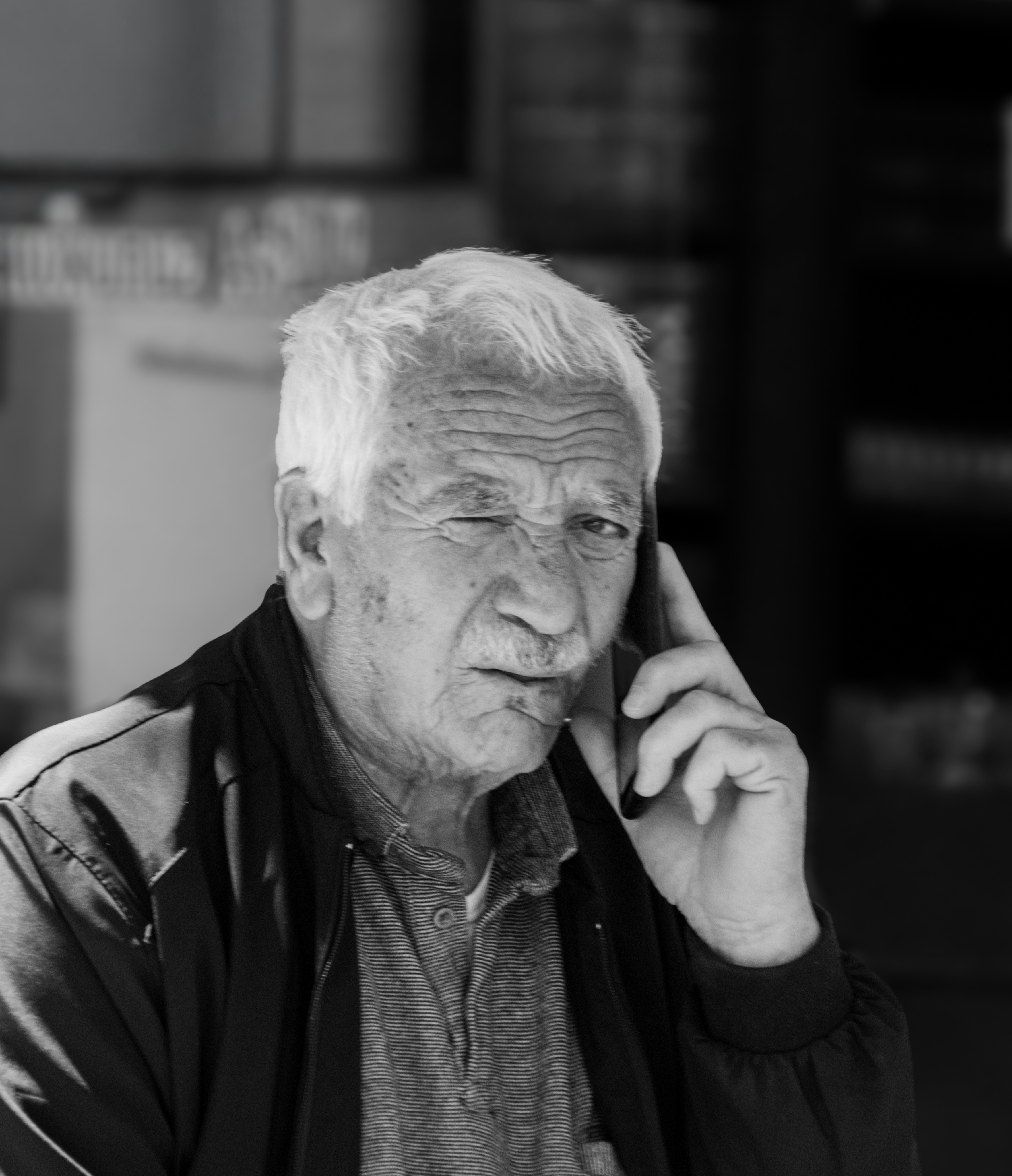 Hombre mayor hablando por teléfono móvil