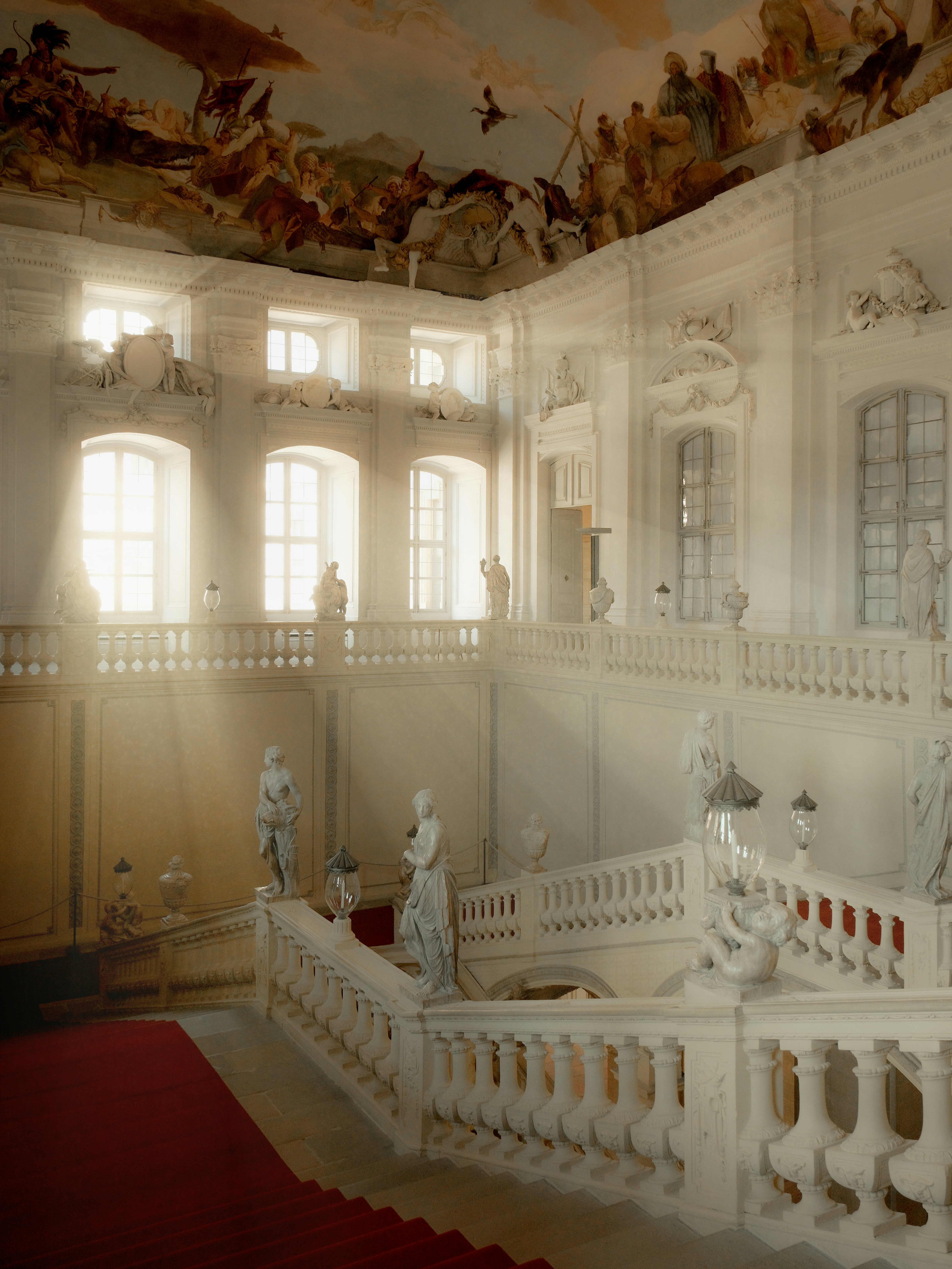 Grande scalinata ornata con statue e soffitto dipinto a Würzburg