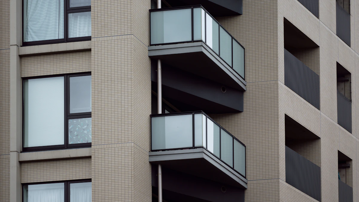 Gerçek görünüm: cam korkuluklu apartman balkonları