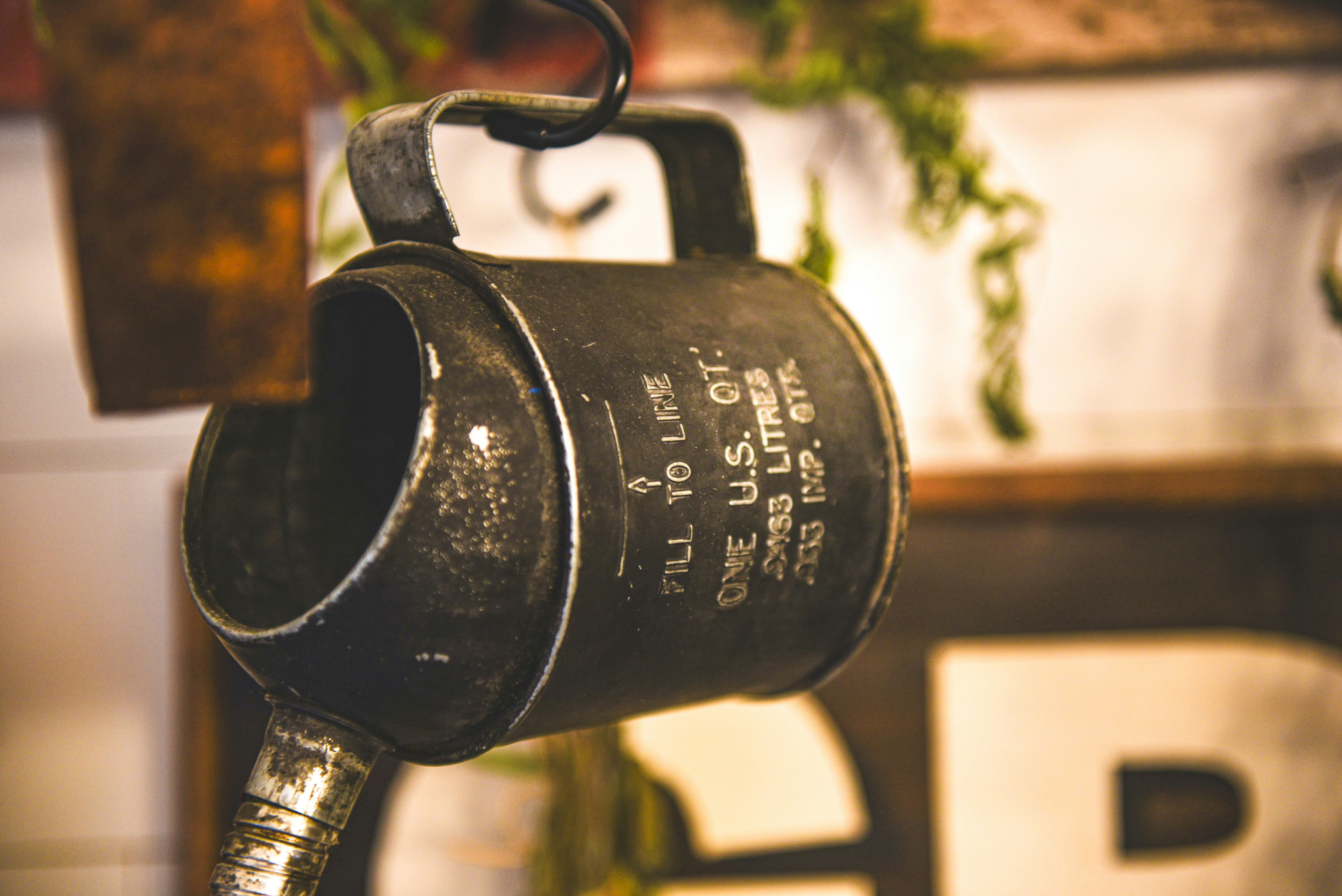 Bougies vintage dans contenants anciens