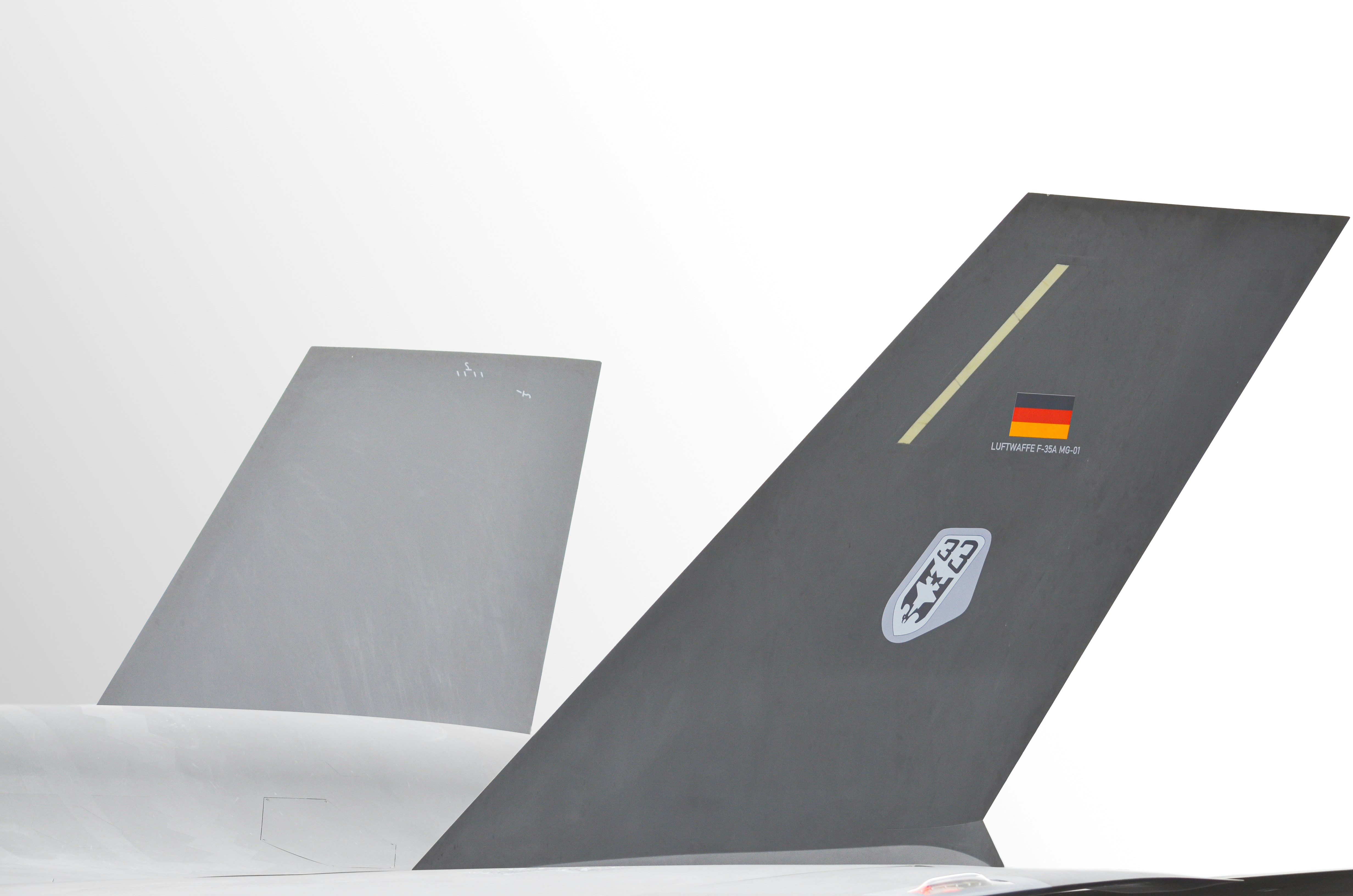 Aletas traseiras cinzas de aeronaves com bandeira alemã