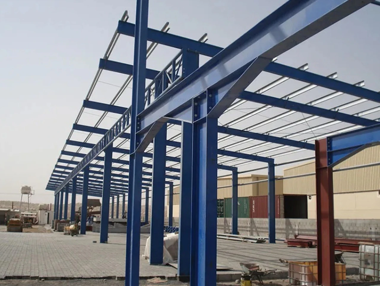 Rangka baja biru bangunan industri besar yang sedang didirikan