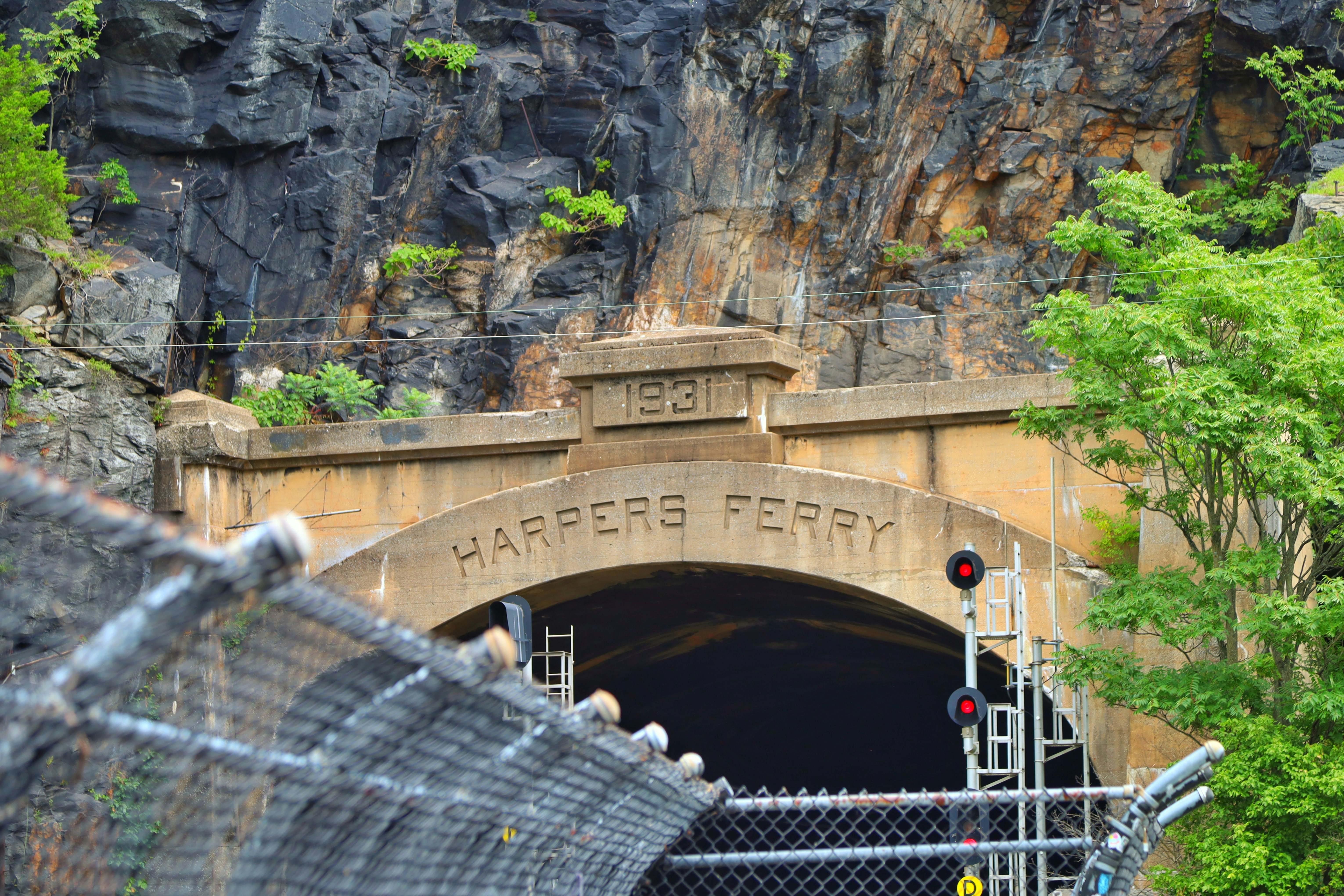 L’entrée du tunnel du ferry de Harpers est construite dans une montagne rocheuse.