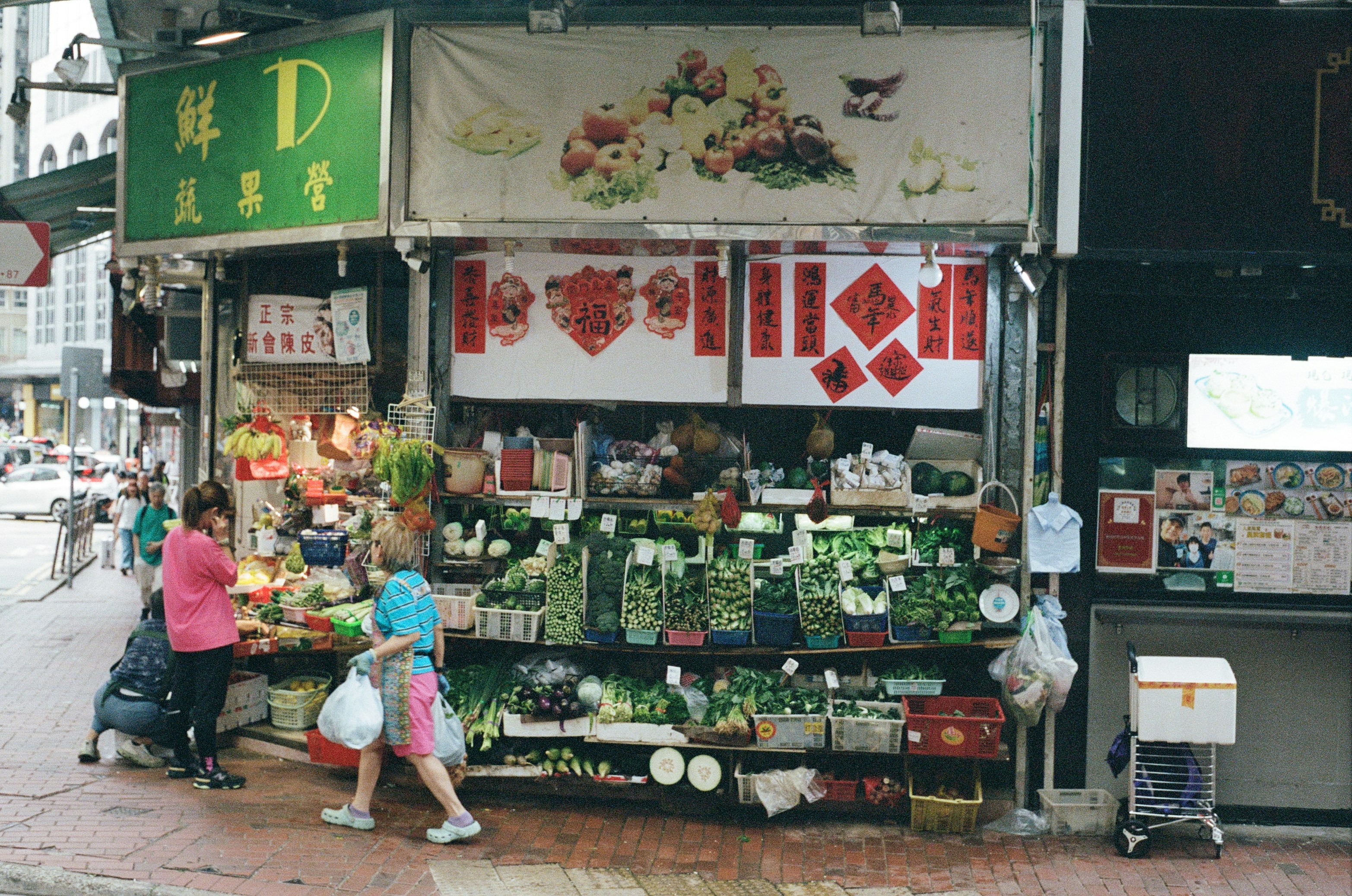 Uma barraca vibrante de mercado de rua vendendo frutas e vegetais frescos.