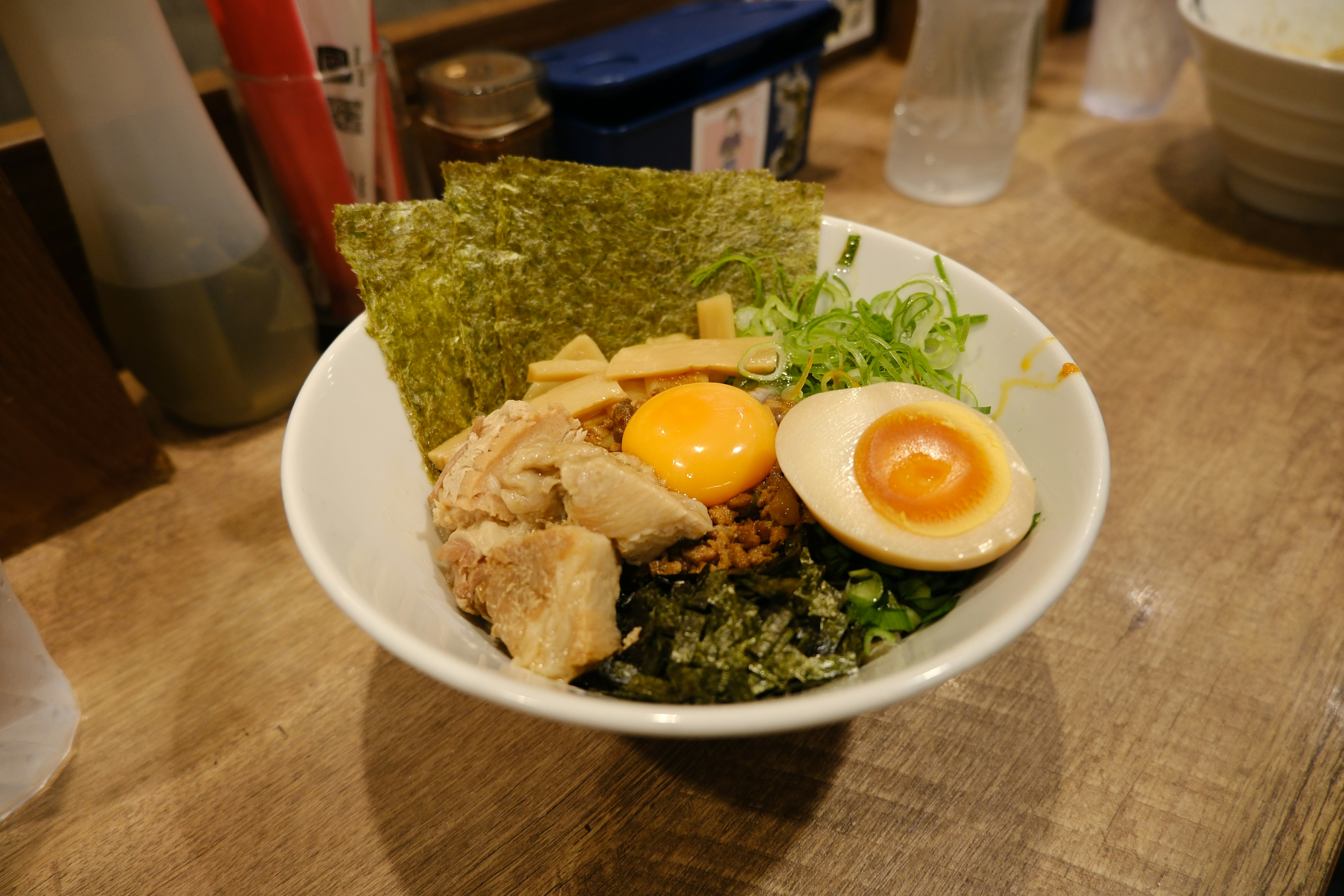 Un bol de ramen japonais avec œuf, porc et algues.
