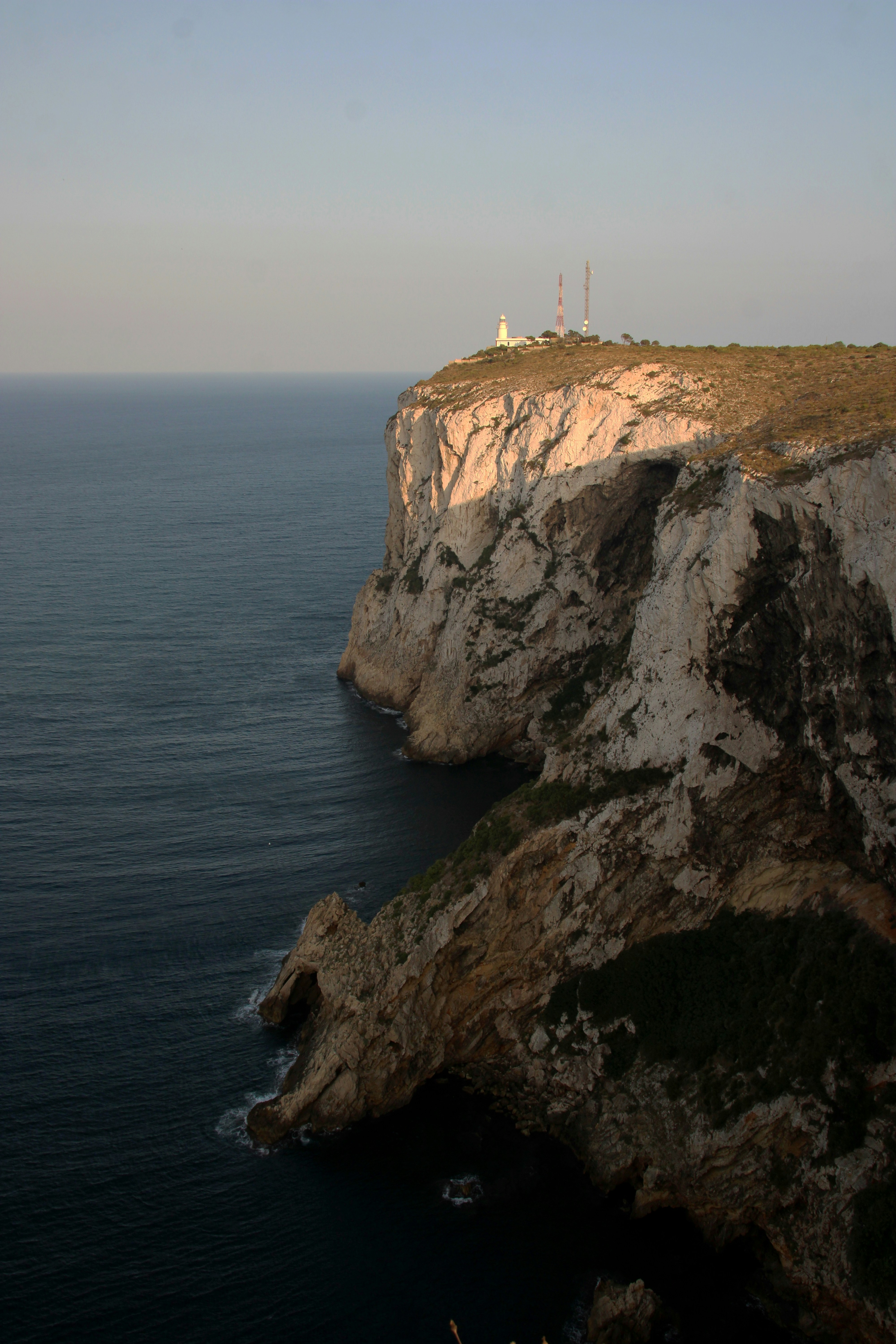 Un faro su una scogliera asspre che domina l'oceano.