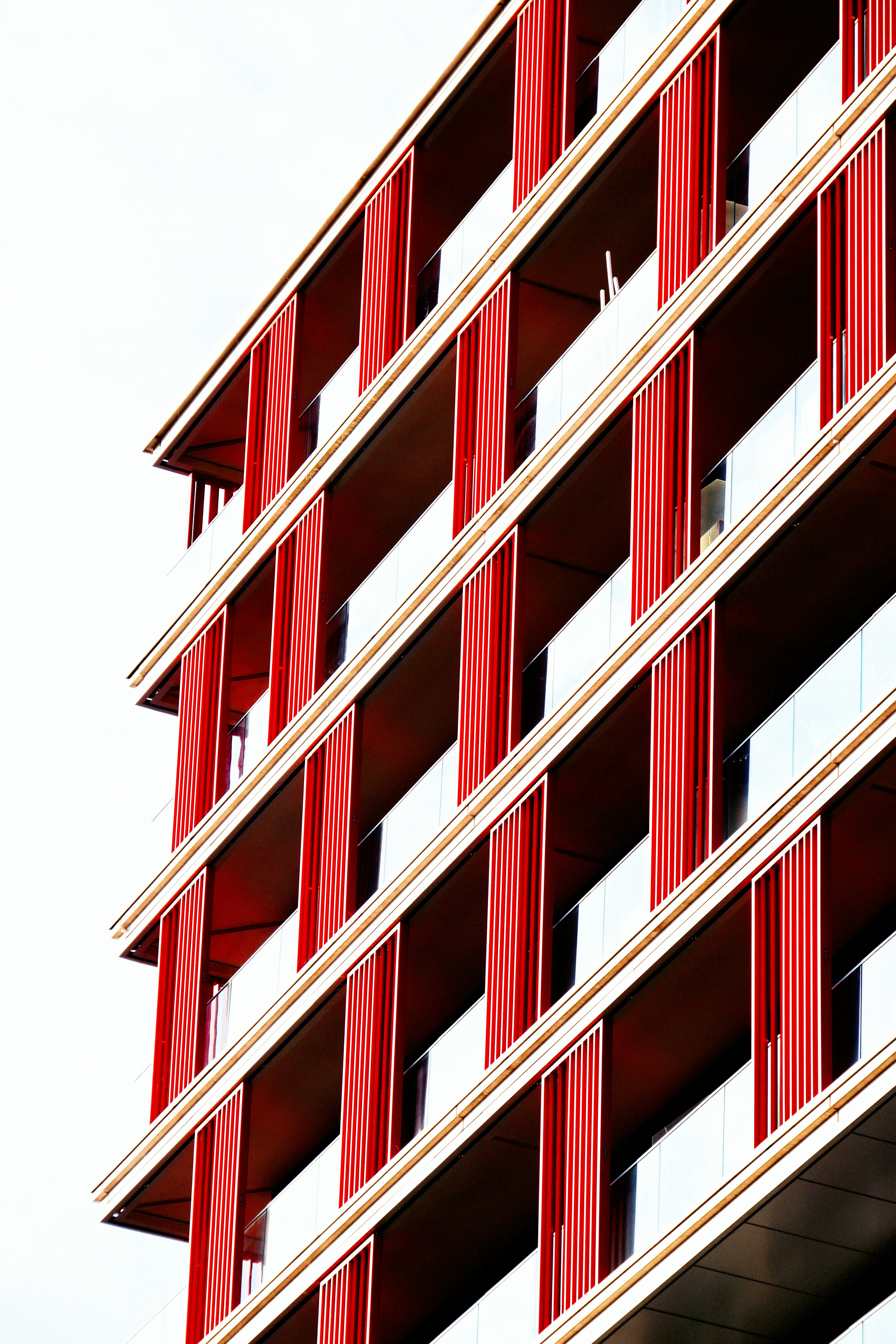 Façade moderne avec des éléments verticaux rouges frappants