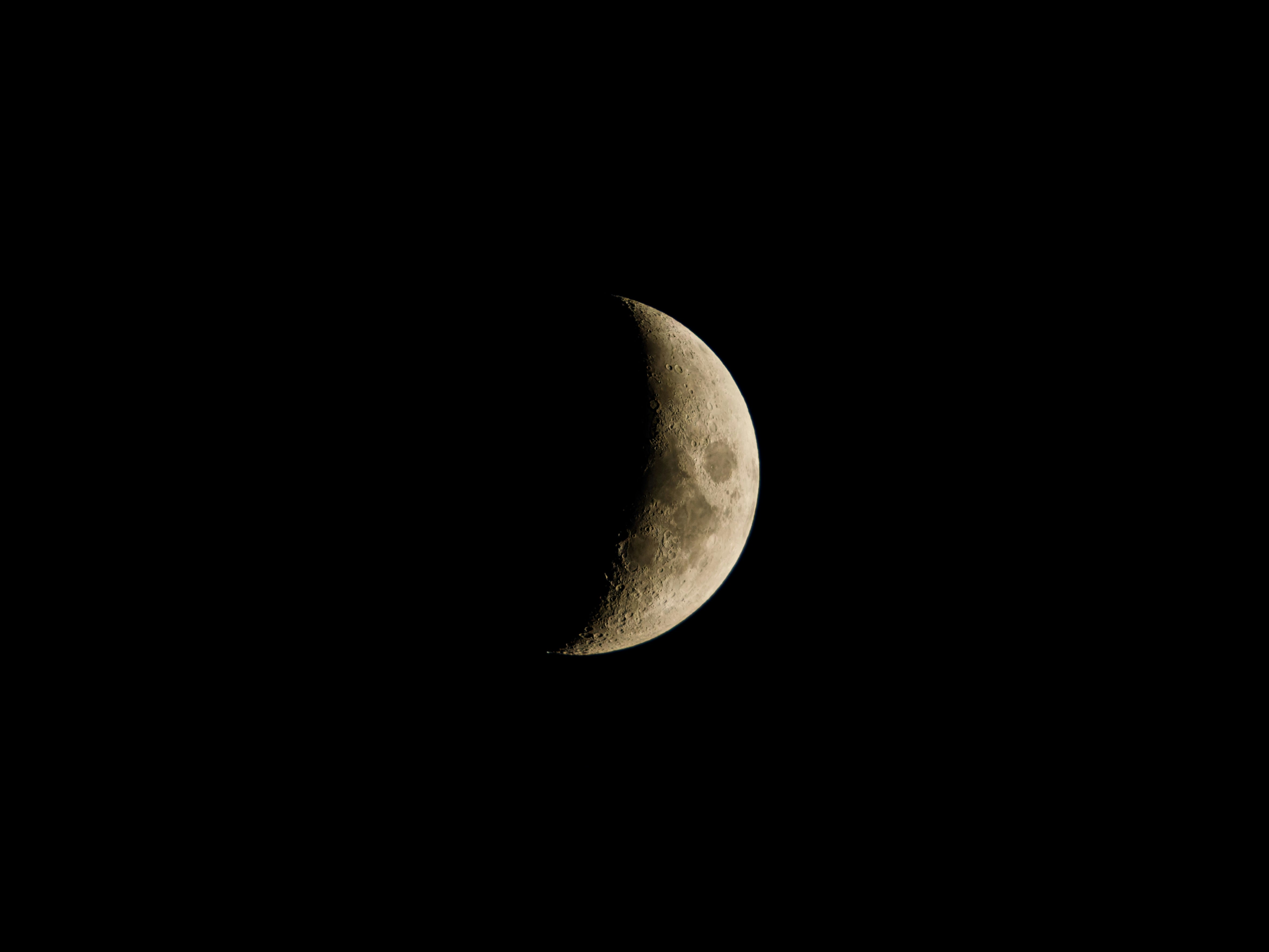Crescent moon glowing in the dark night sky. - 相关推荐