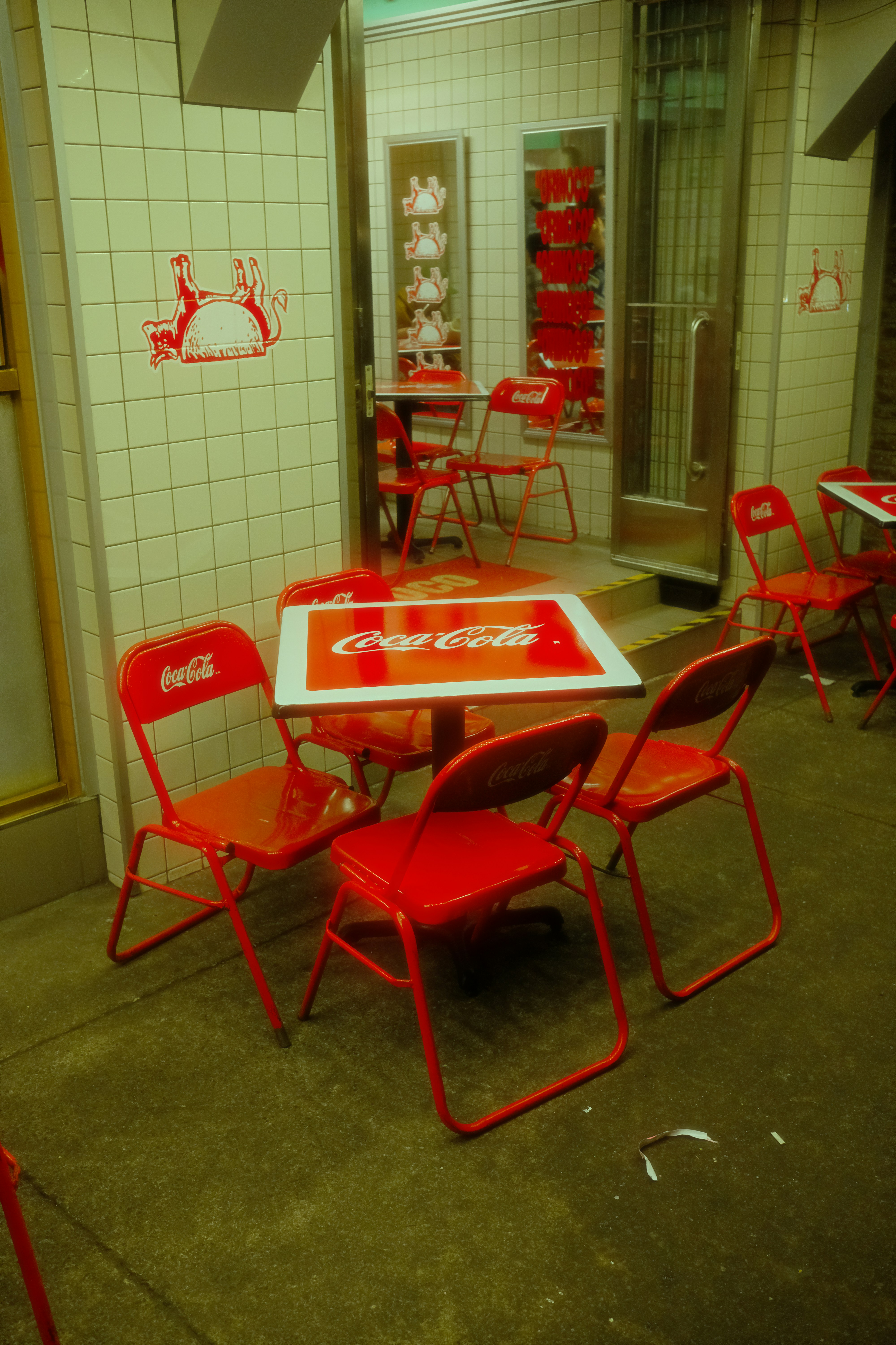 カフェの外にある赤いコカ・コーラの椅子とテーブル