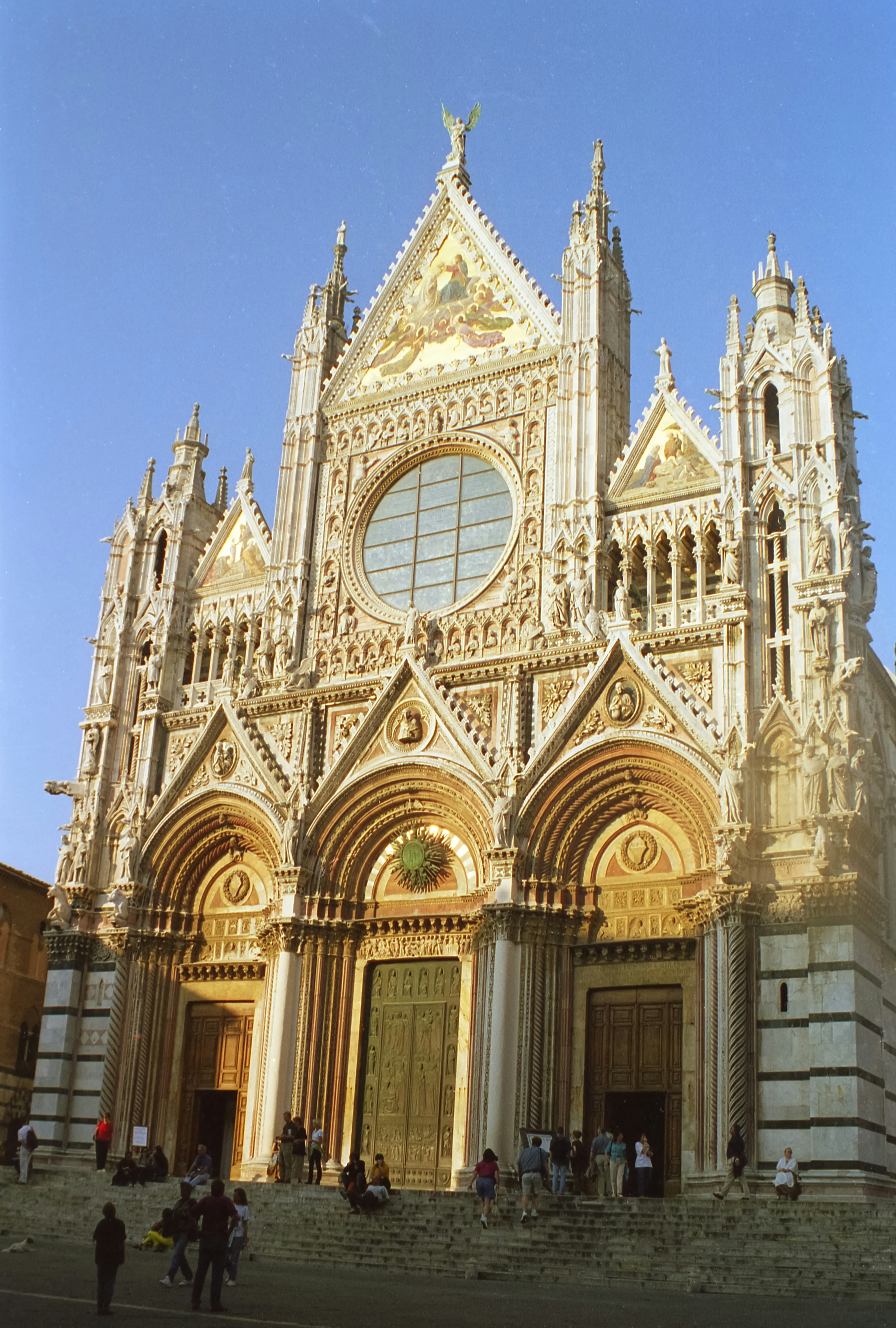 Façade de cathédrale ornée avec des détails complexes sous un ciel dégagé
