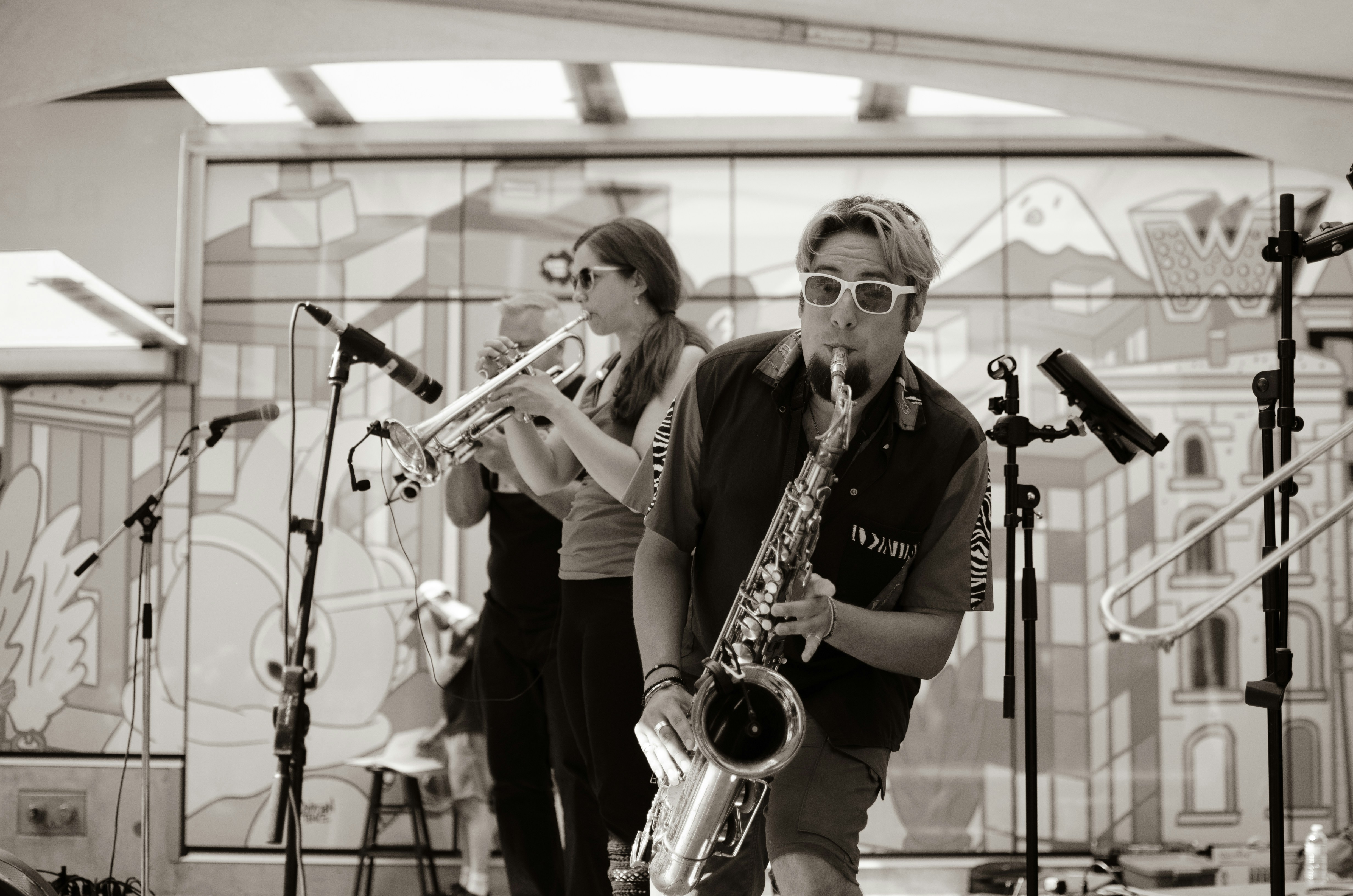 A band plays saxophone and trumpet live