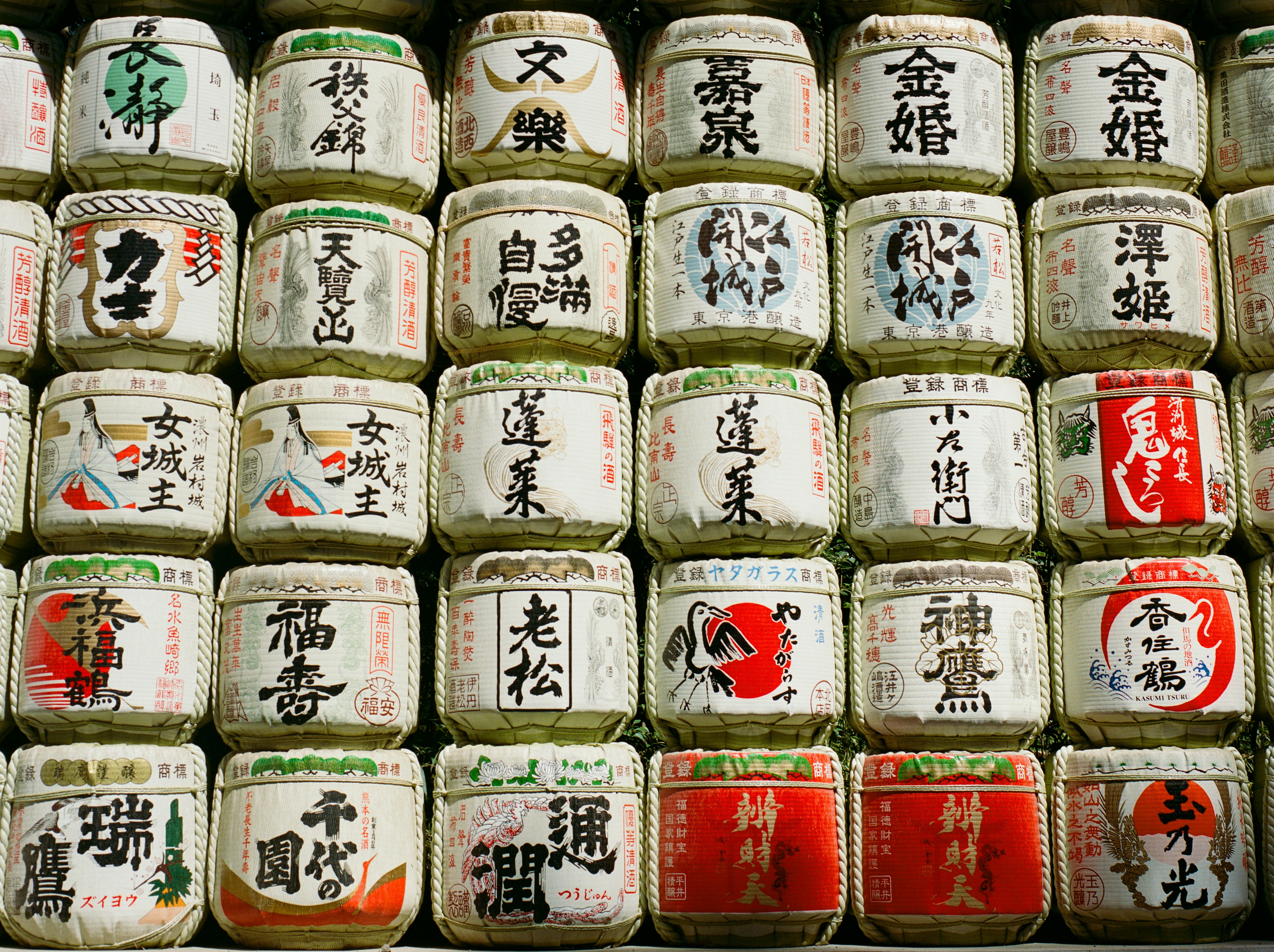 Tradicionalne bačve sakea sa ukrasnim natpisima u Japanu