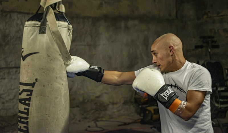 Entraînement de boxe avec sac de frappe sur pied dans un home gym