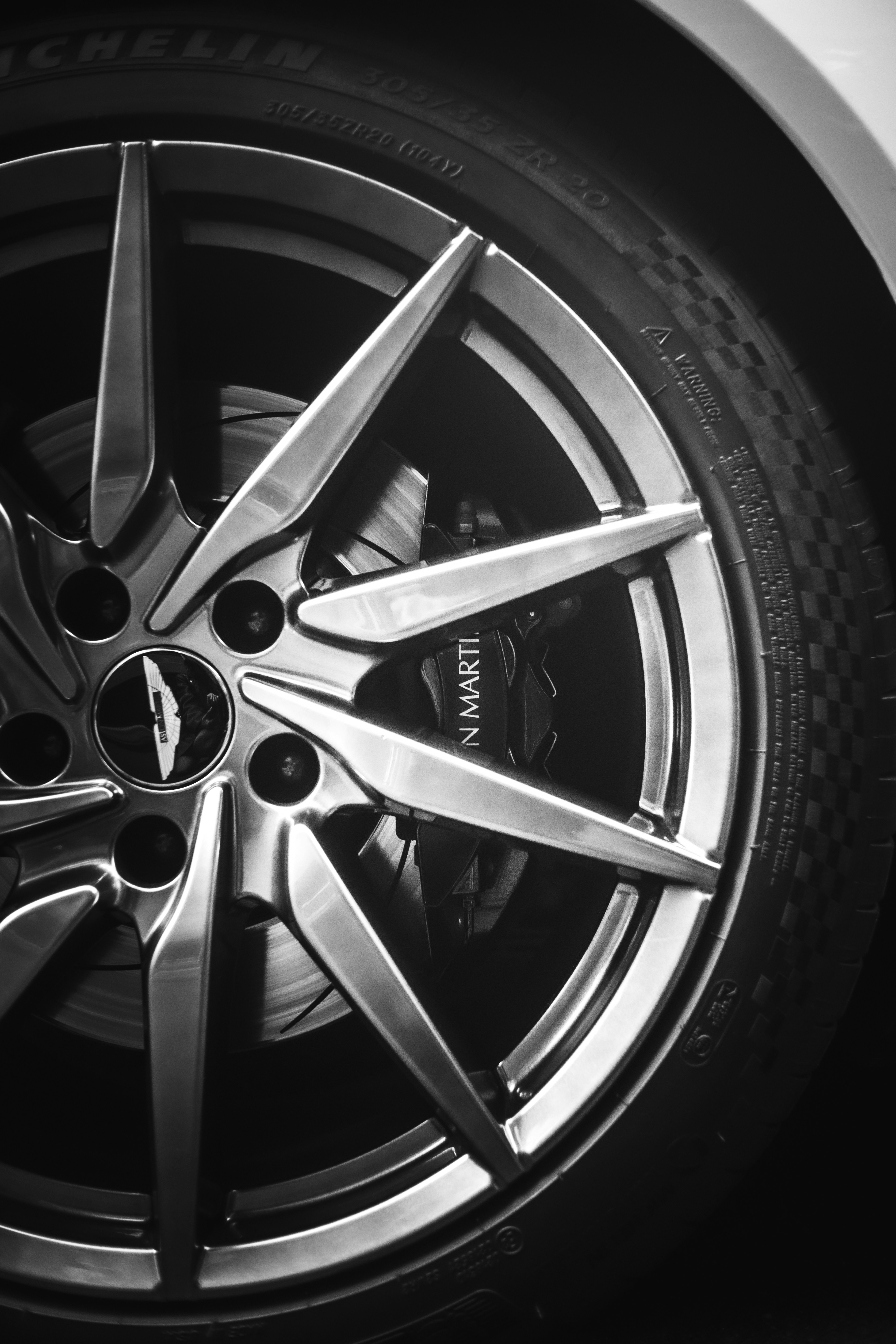 Roue, pneu et étrier de frein d’Aston Martin.
