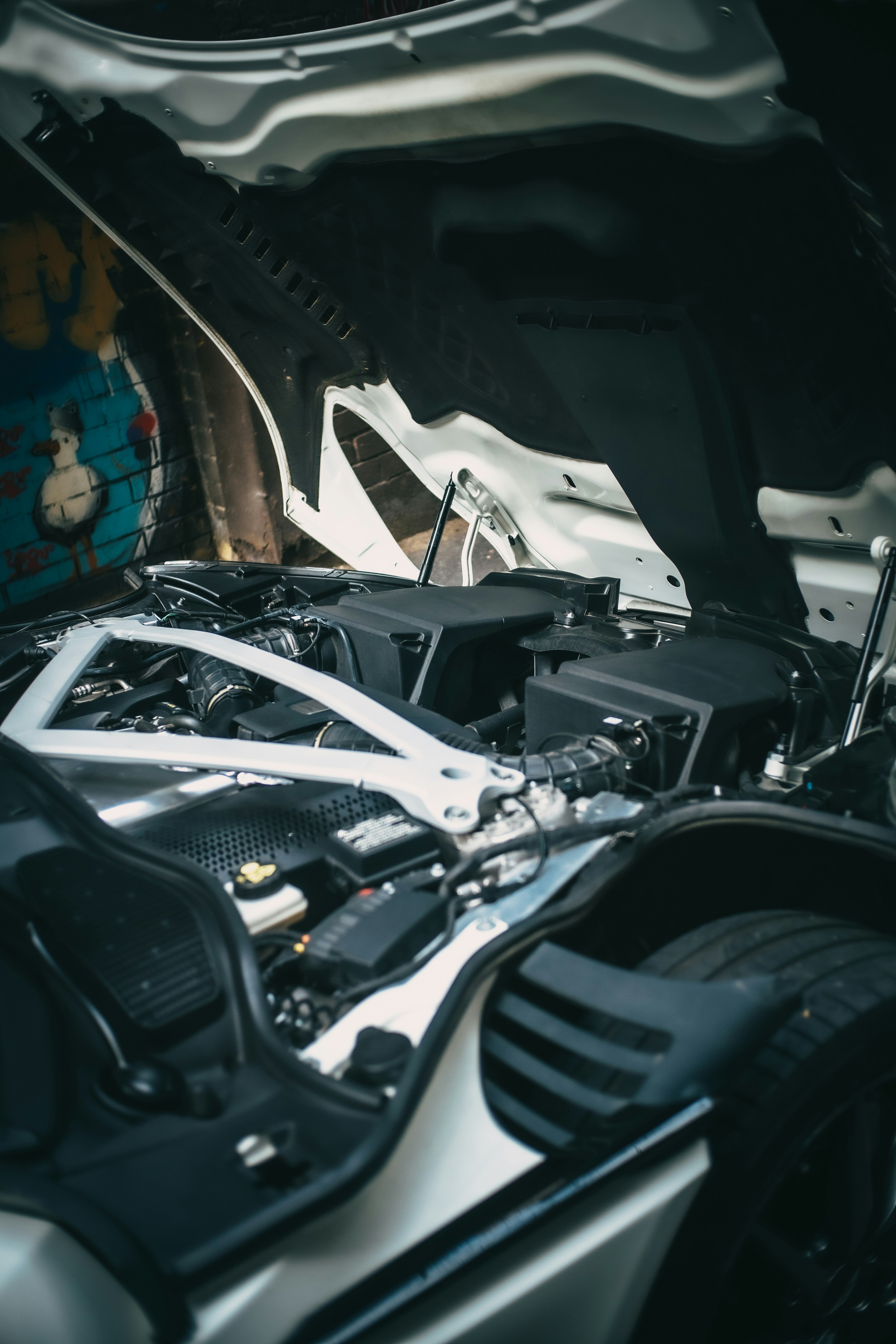 Vue détaillée du compartiment moteur ouvert d’une voiture moderne.