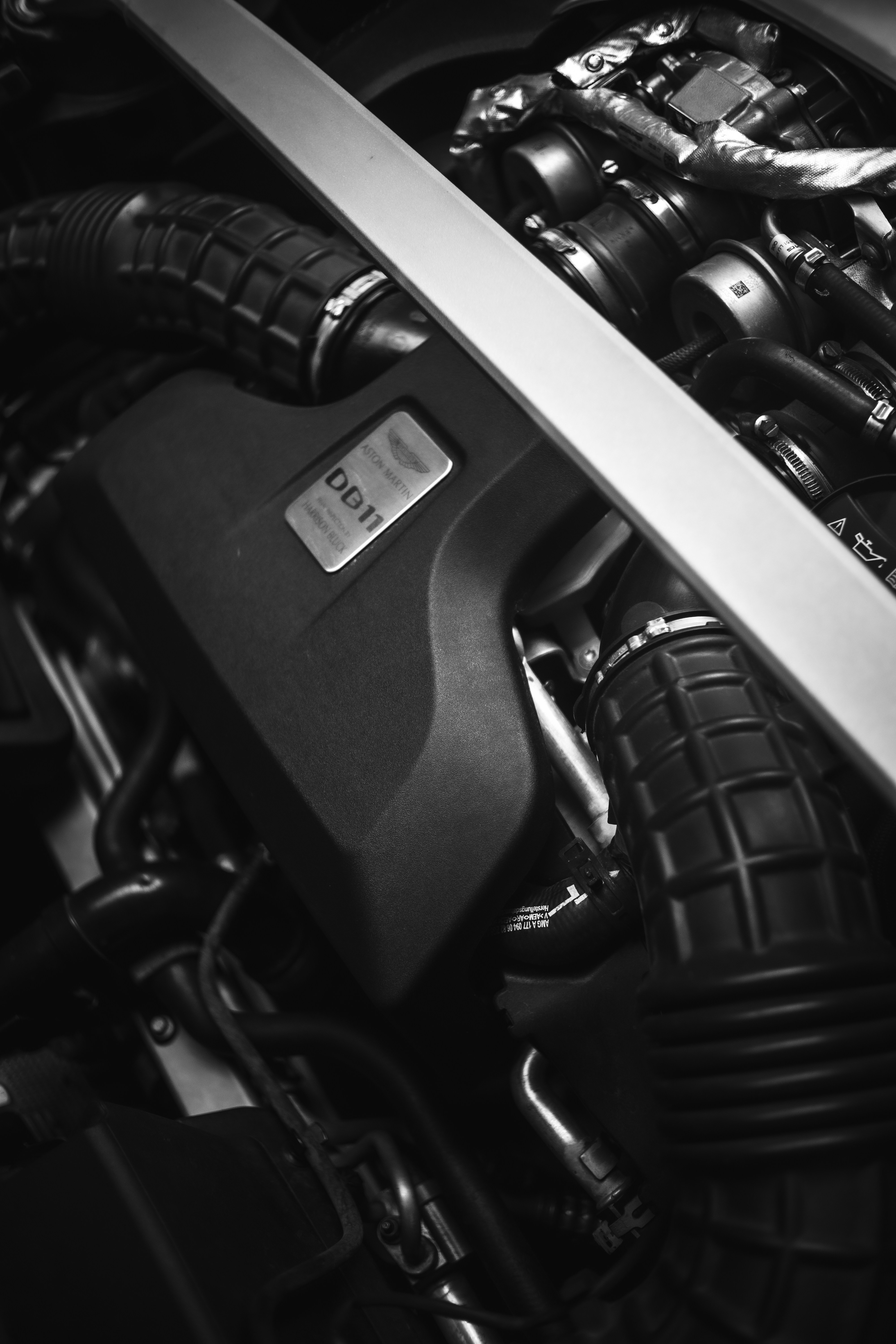 Gros plan d’un moteur de voiture de luxe avec la marque db11.