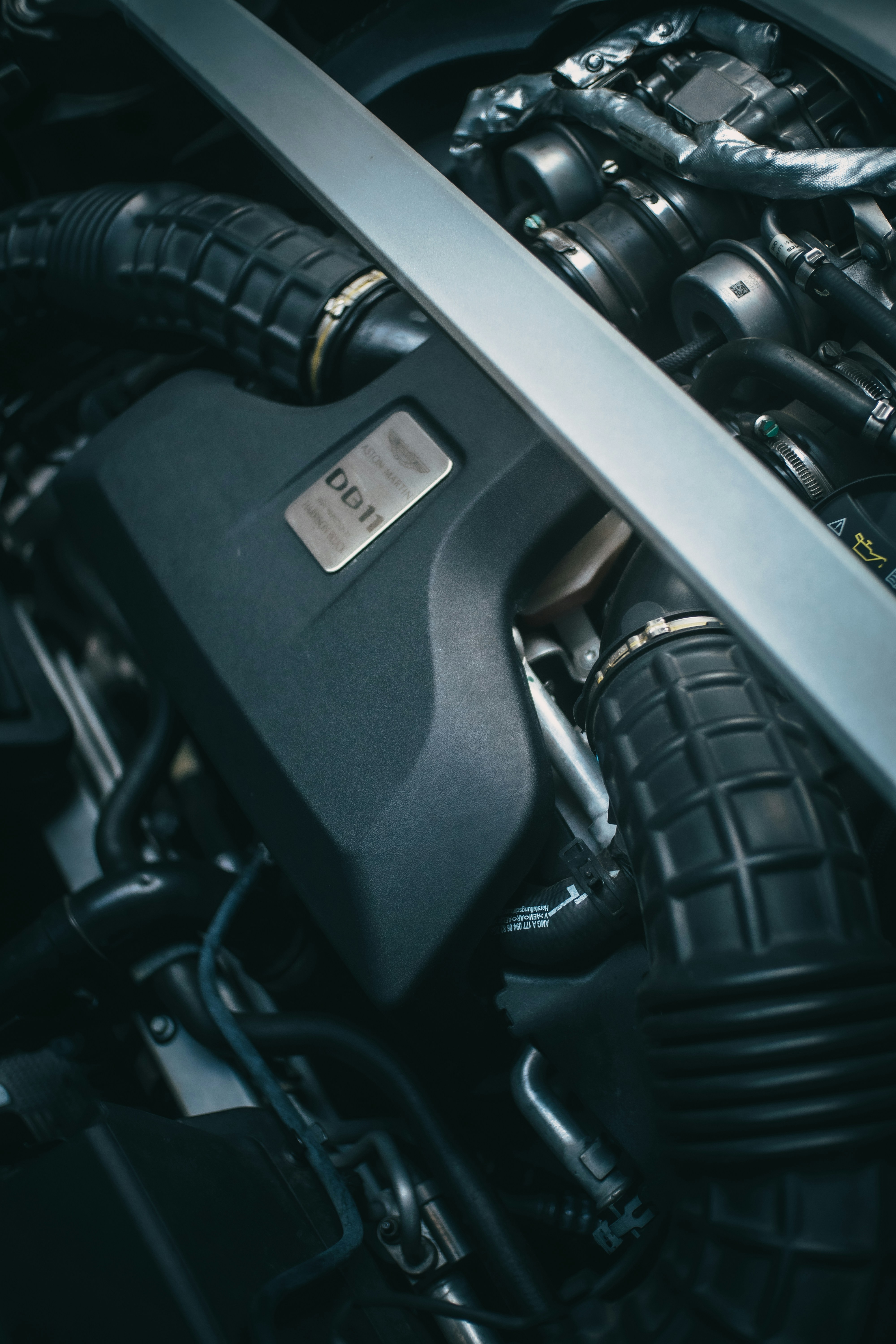 Moteur de voiture moderne avec des tuyaux complexes et des composants mécaniques.
