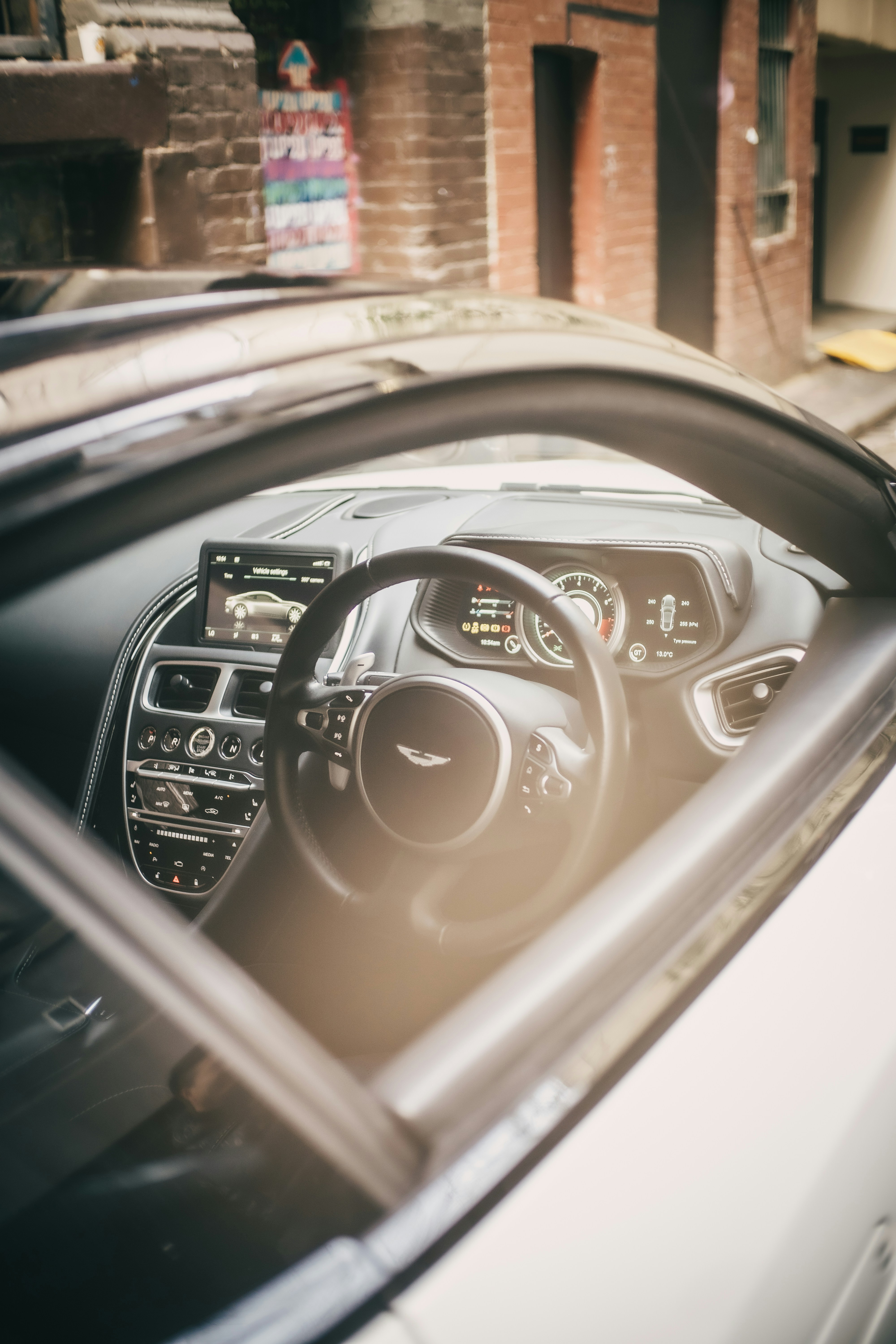 Intérieur de voiture de luxe avec volant et tableau de bord.