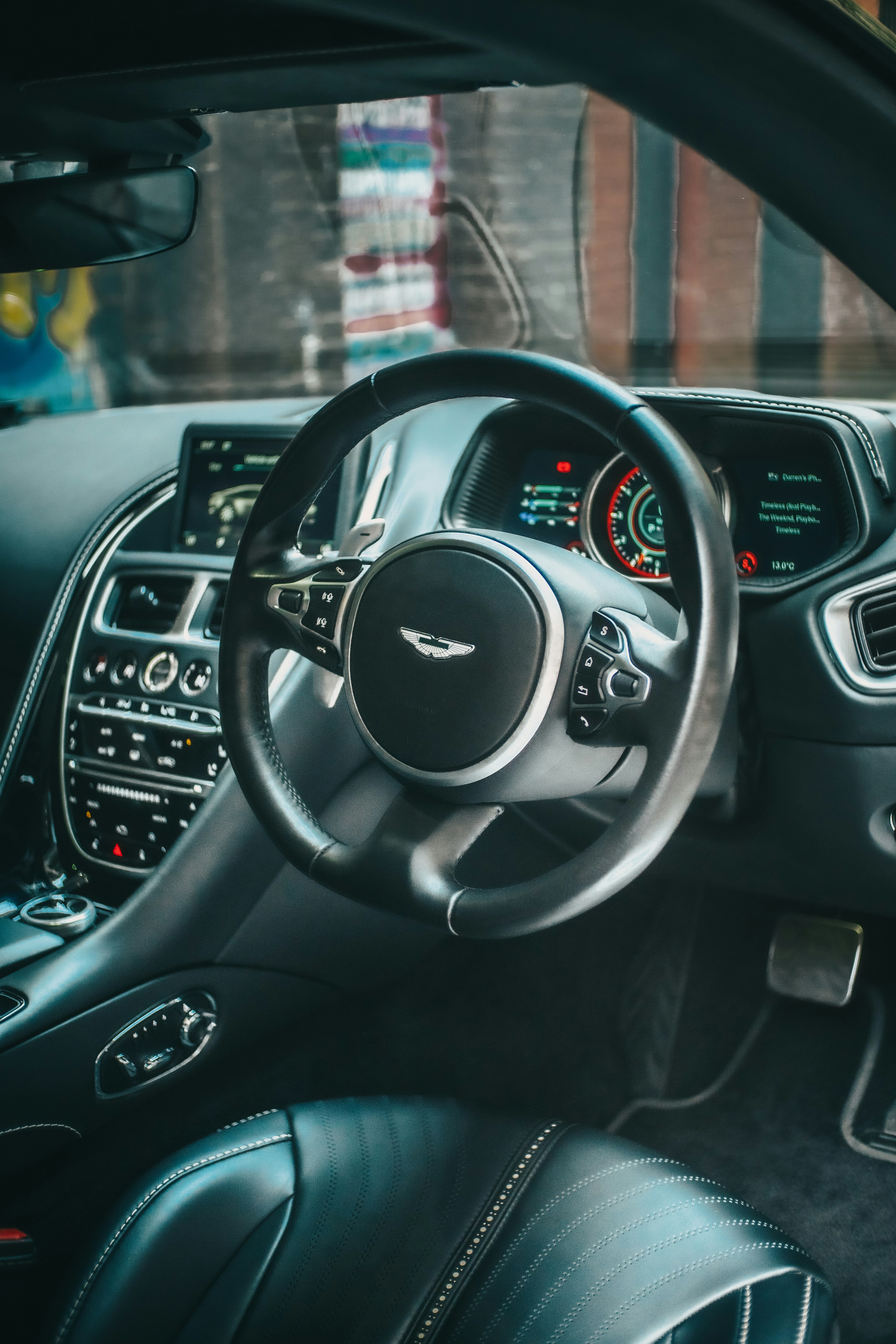 Intérieur de voiture de luxe avec volant et tableau de bord.