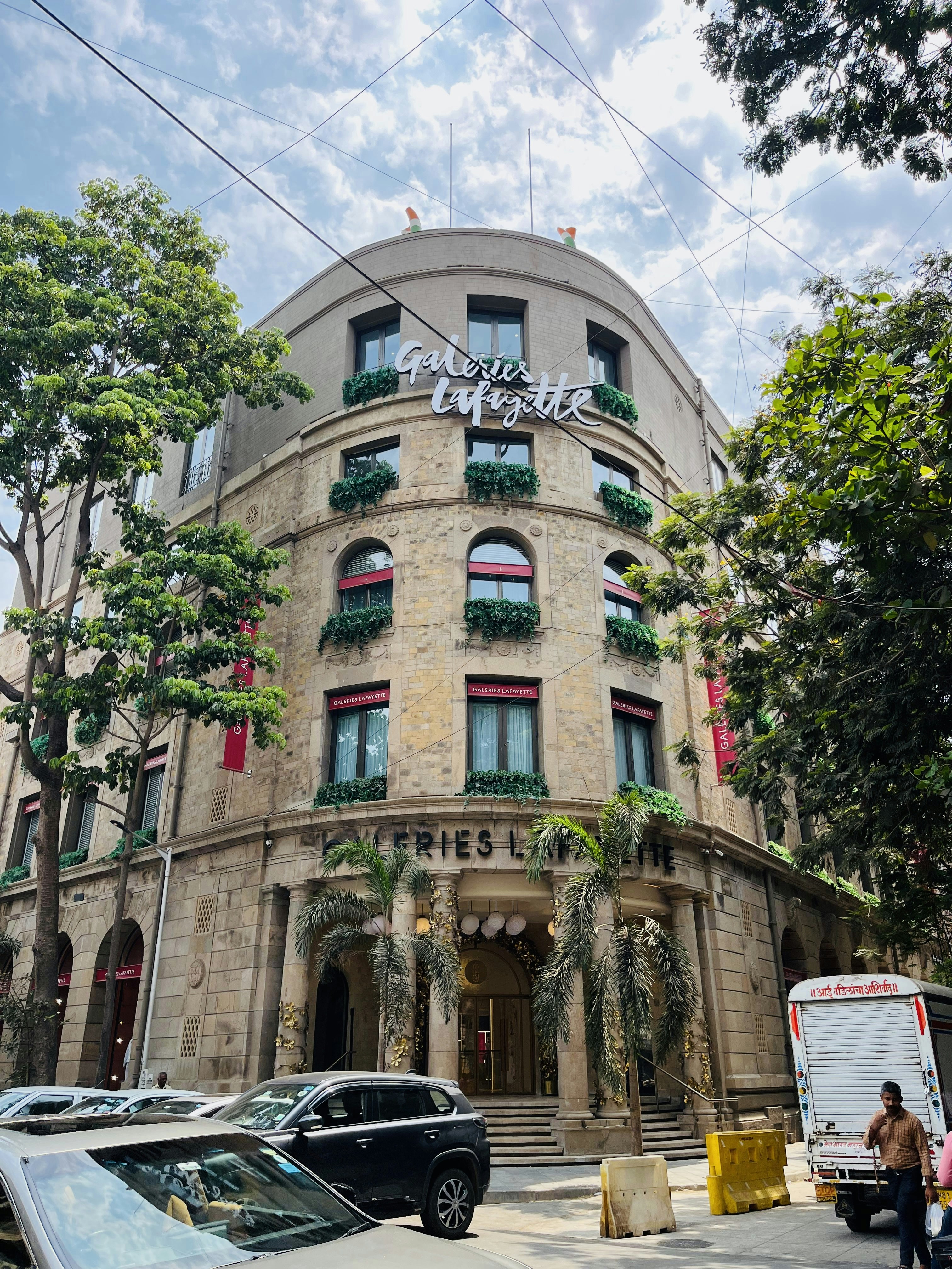 Gebogene Galeries Lafayette-Gebäude an einer Stadtstraße