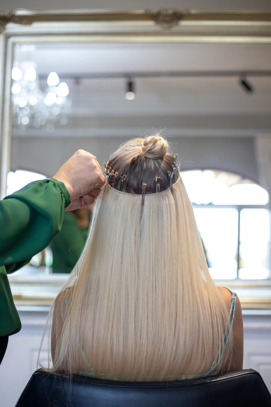 Aplicación de extensiones rubias en un salón de belleza