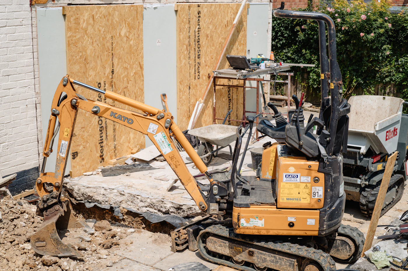 Mini-pelle sur un chantier de construction résidentiel