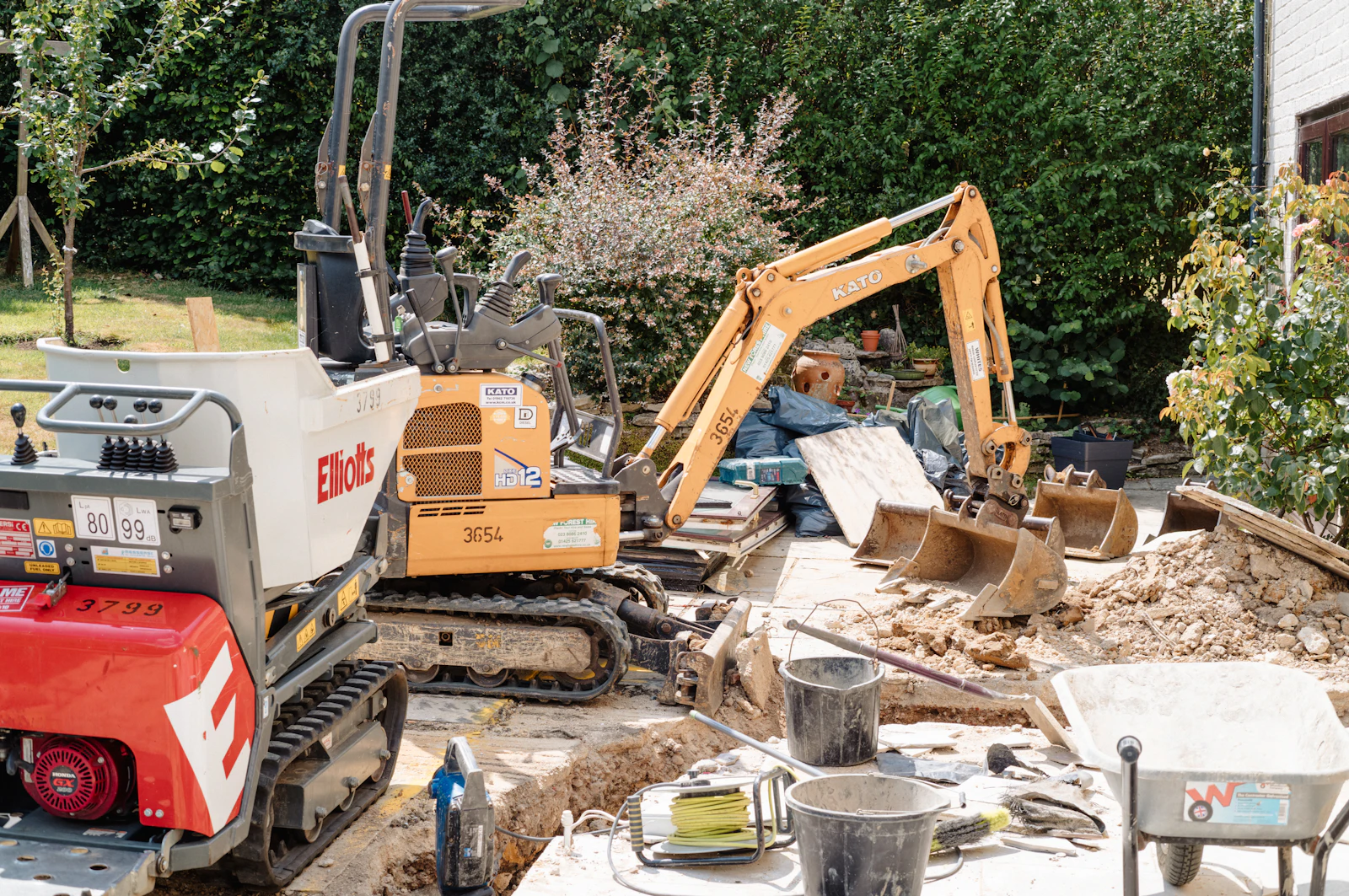 Deux pelles sur un chantier de terrassement entre des tas de terre