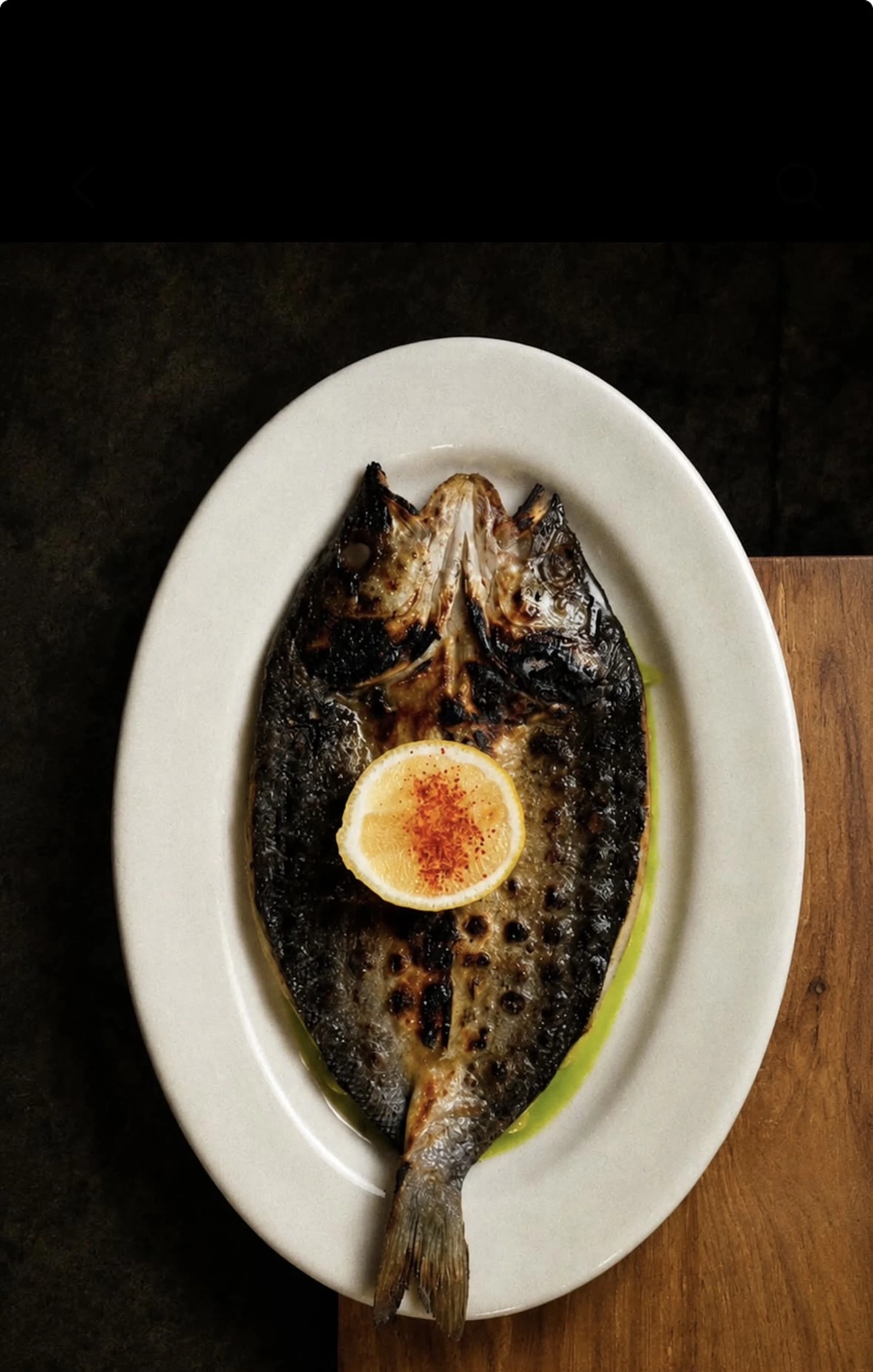 Dorade coryphène grillée dressée sur assiette