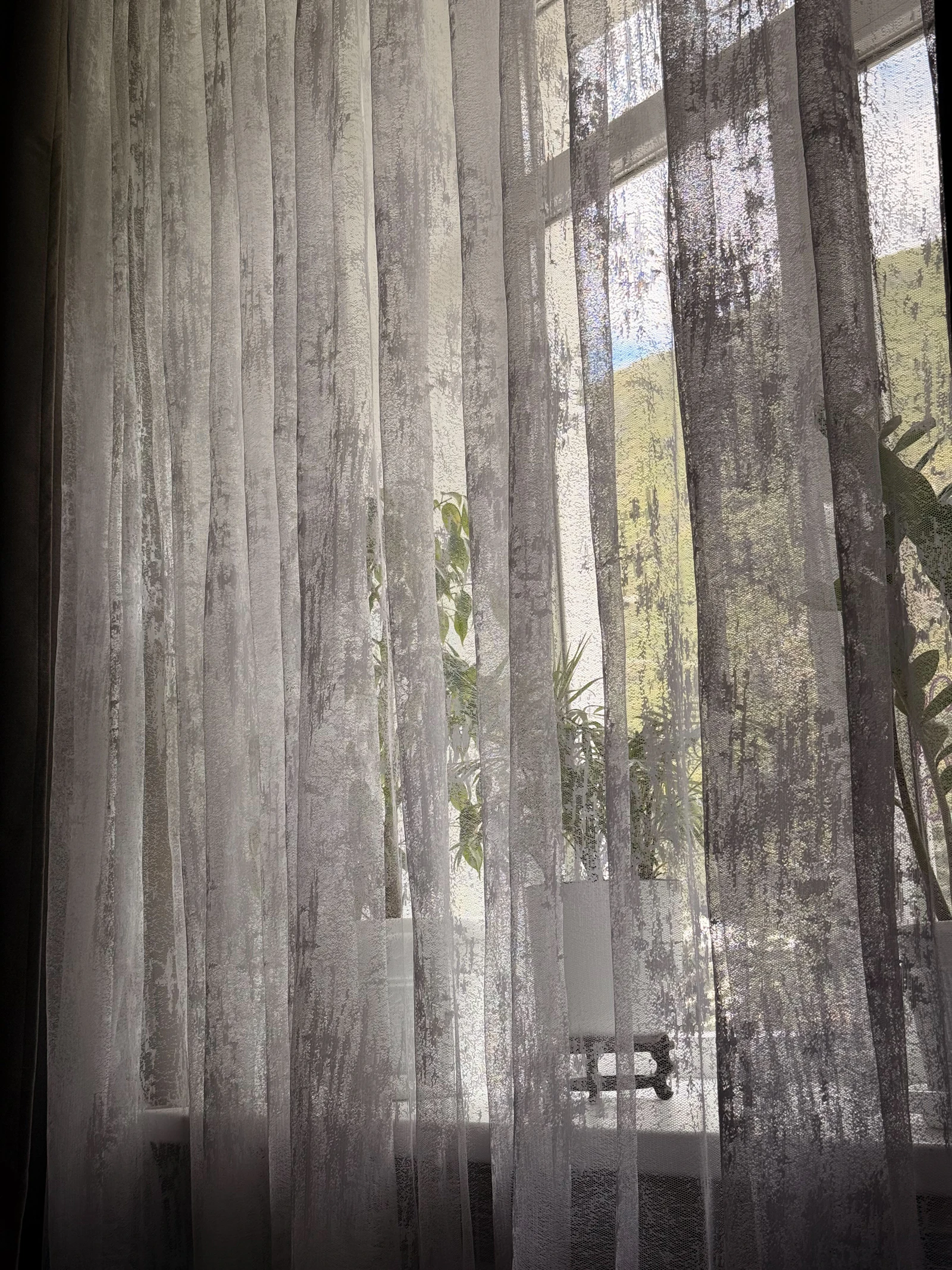 Cortinas de tecido em janela ampla de ambiente residencial