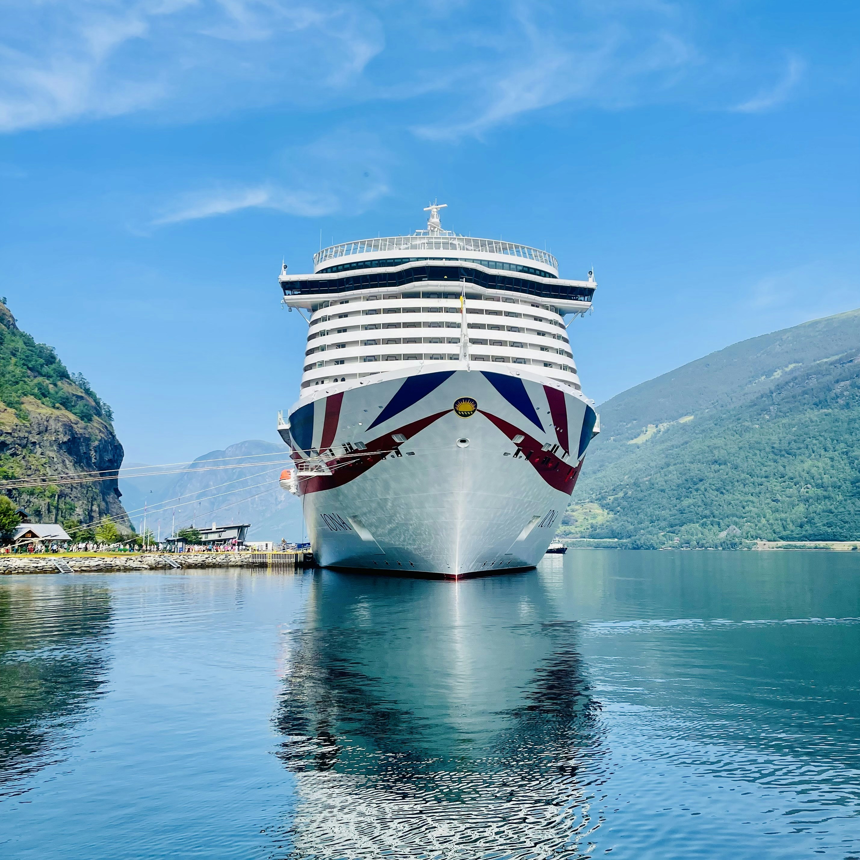 Un navire de croisière White accosta dans un fjord montagneux paisible.
