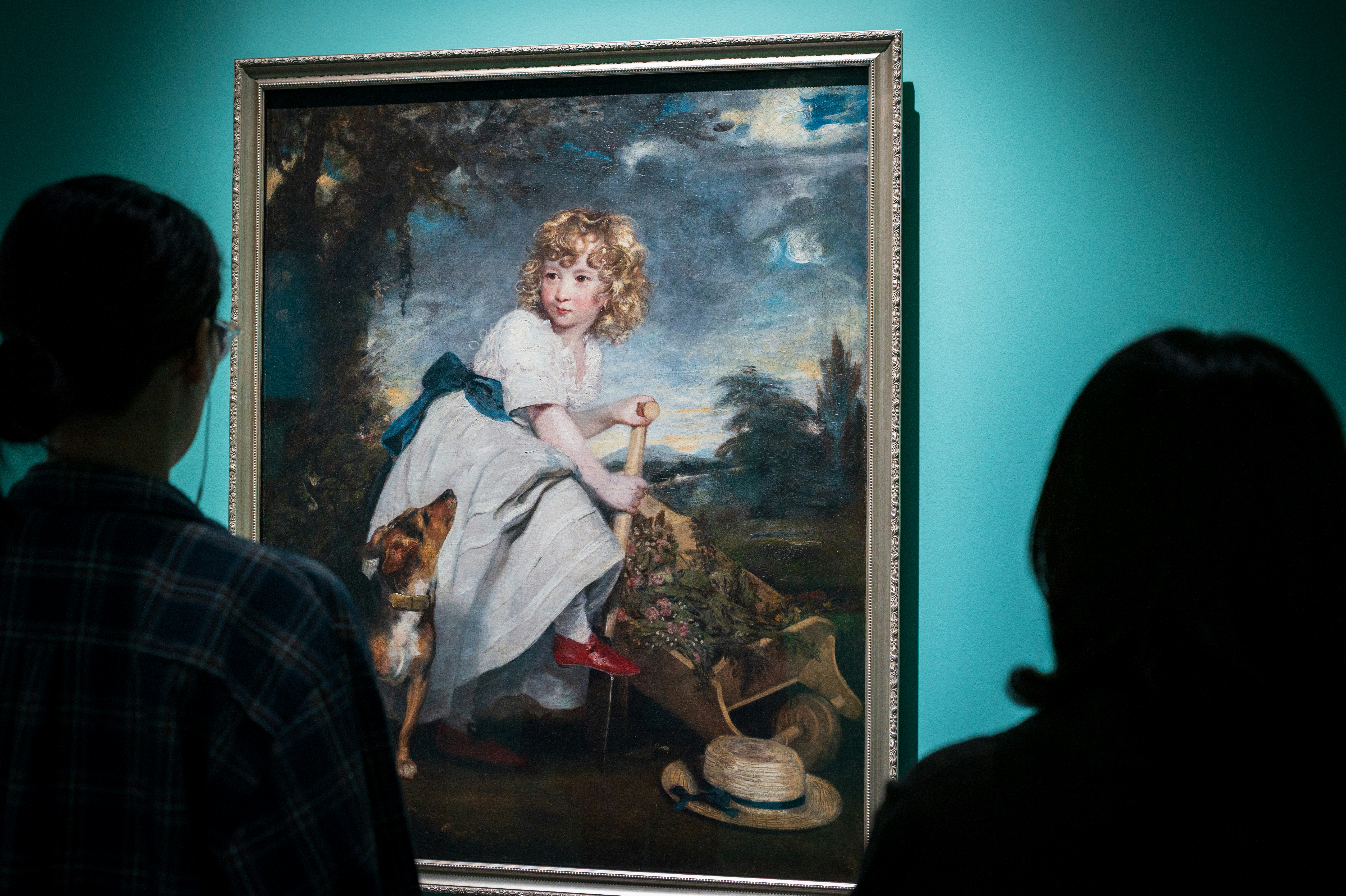 来館者は子供と犬の絵画を観察します