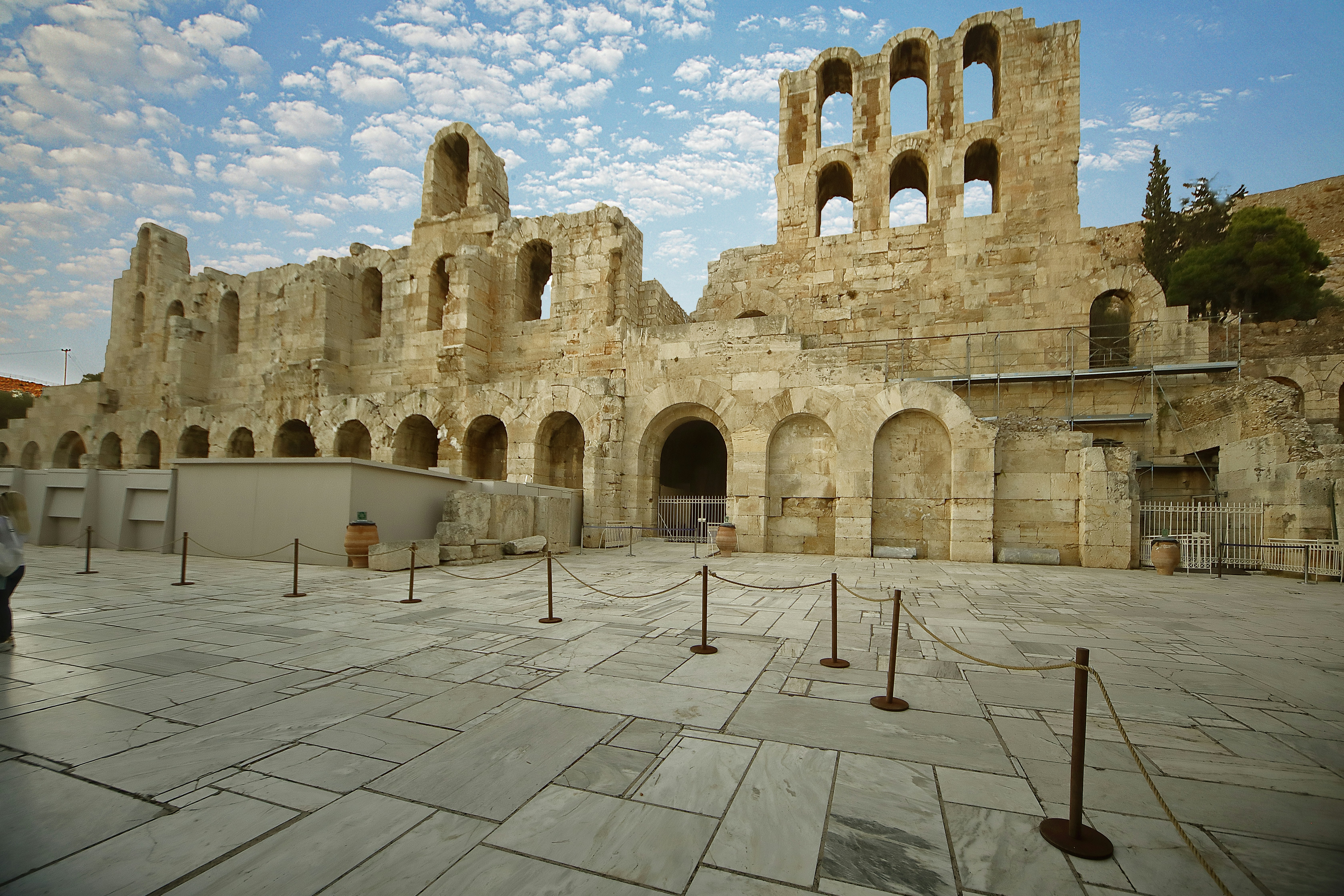 Ruines de l’odéon ancien d’Hérode sous un ciel nuageux
