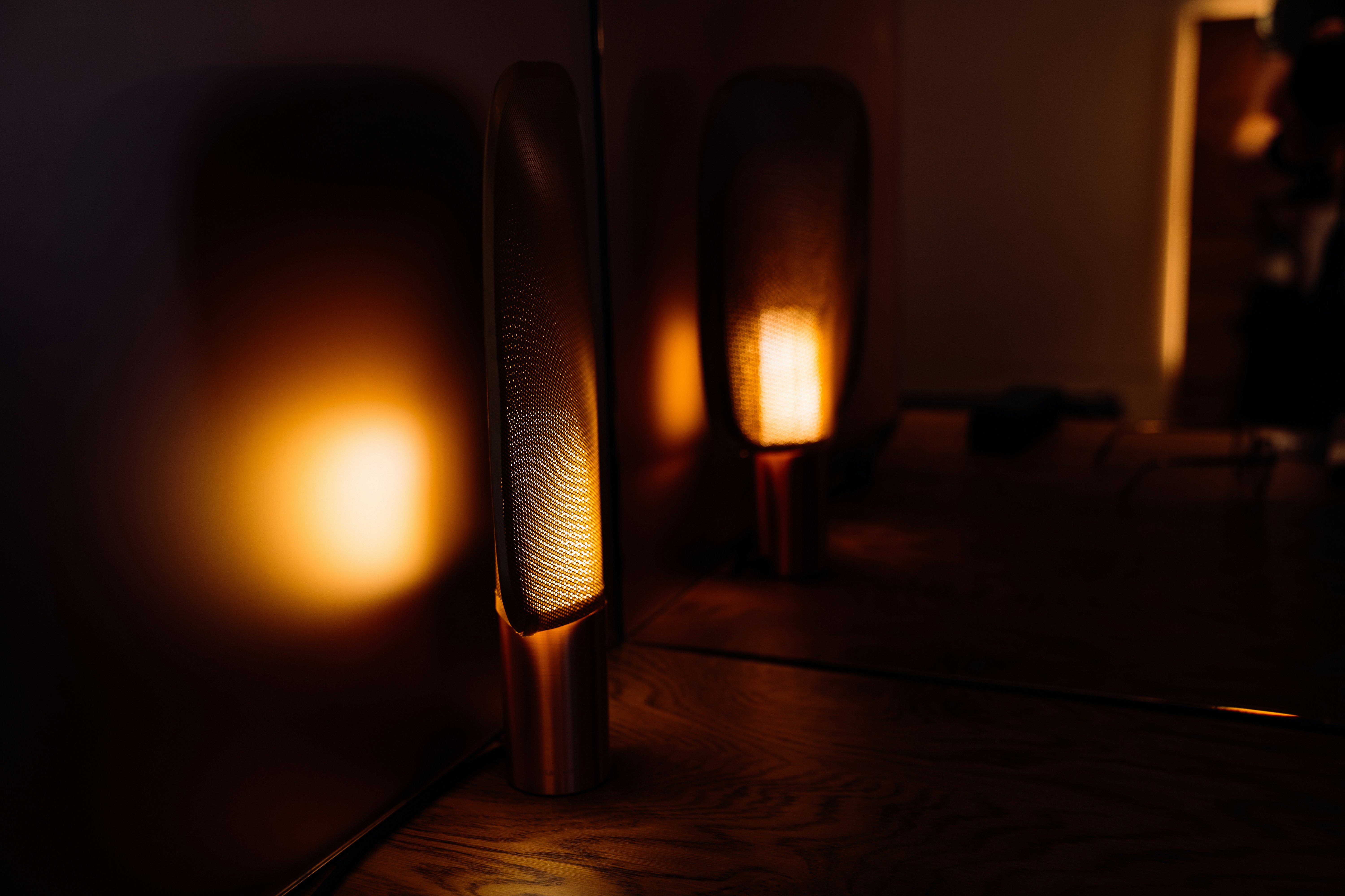 Lampu hangat menerangi ruangan gelap dengan pantulan.