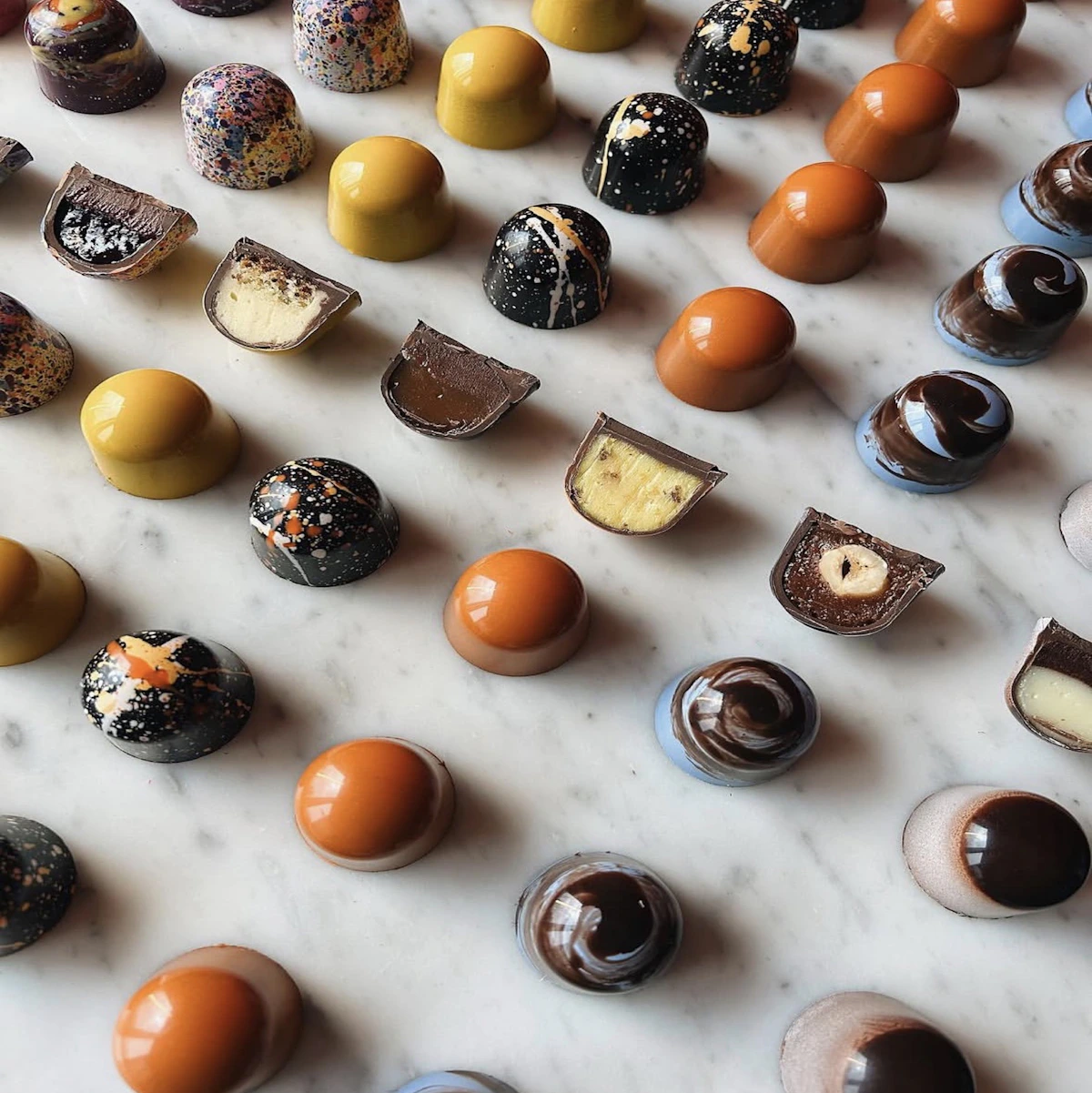 Selección de bombones de chocolate artesanales de distintos colores