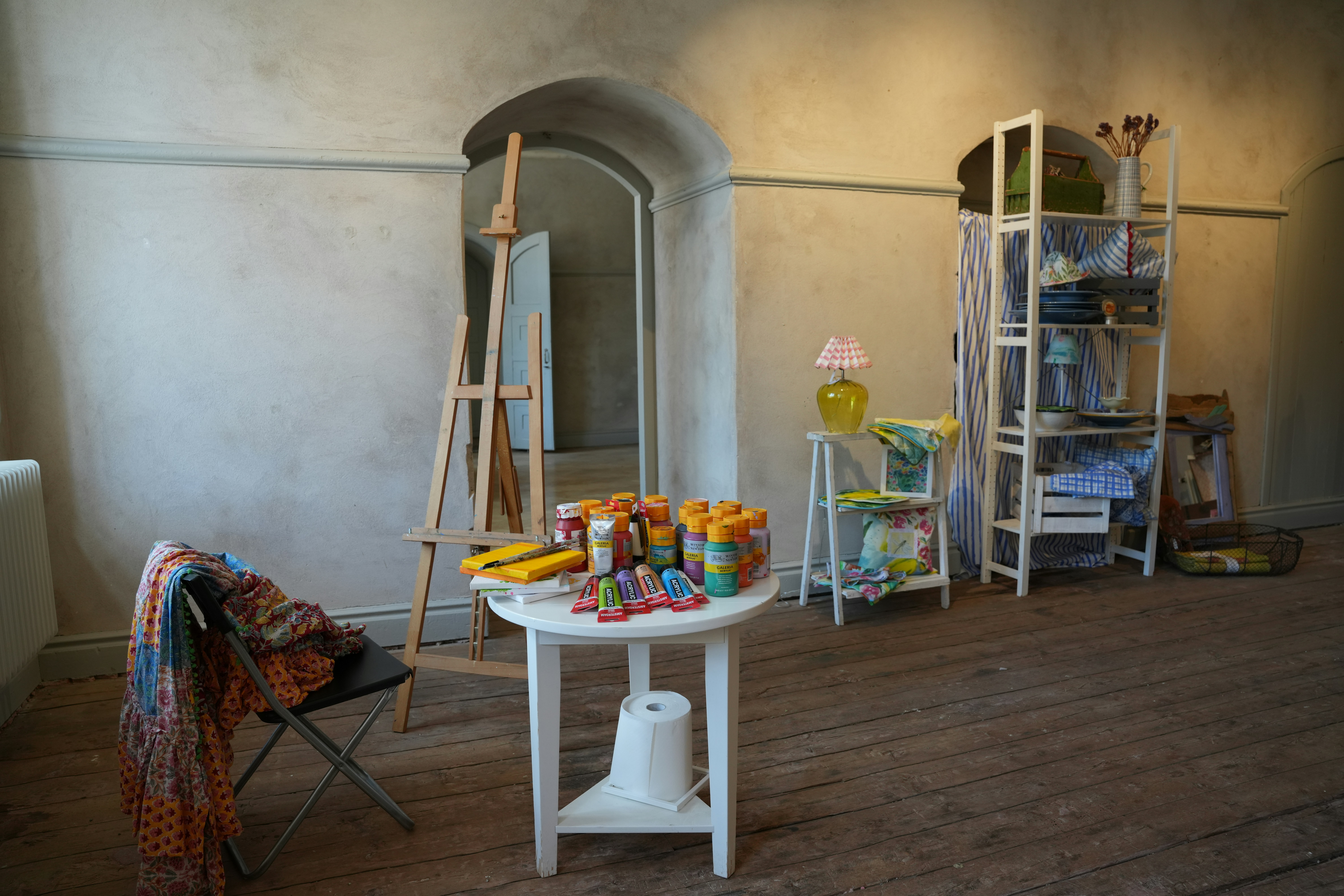 acrylic painting workspace, wallpaper, Acrylic Painting Crafts: Profitable Side Hustles for Busy Adults 4