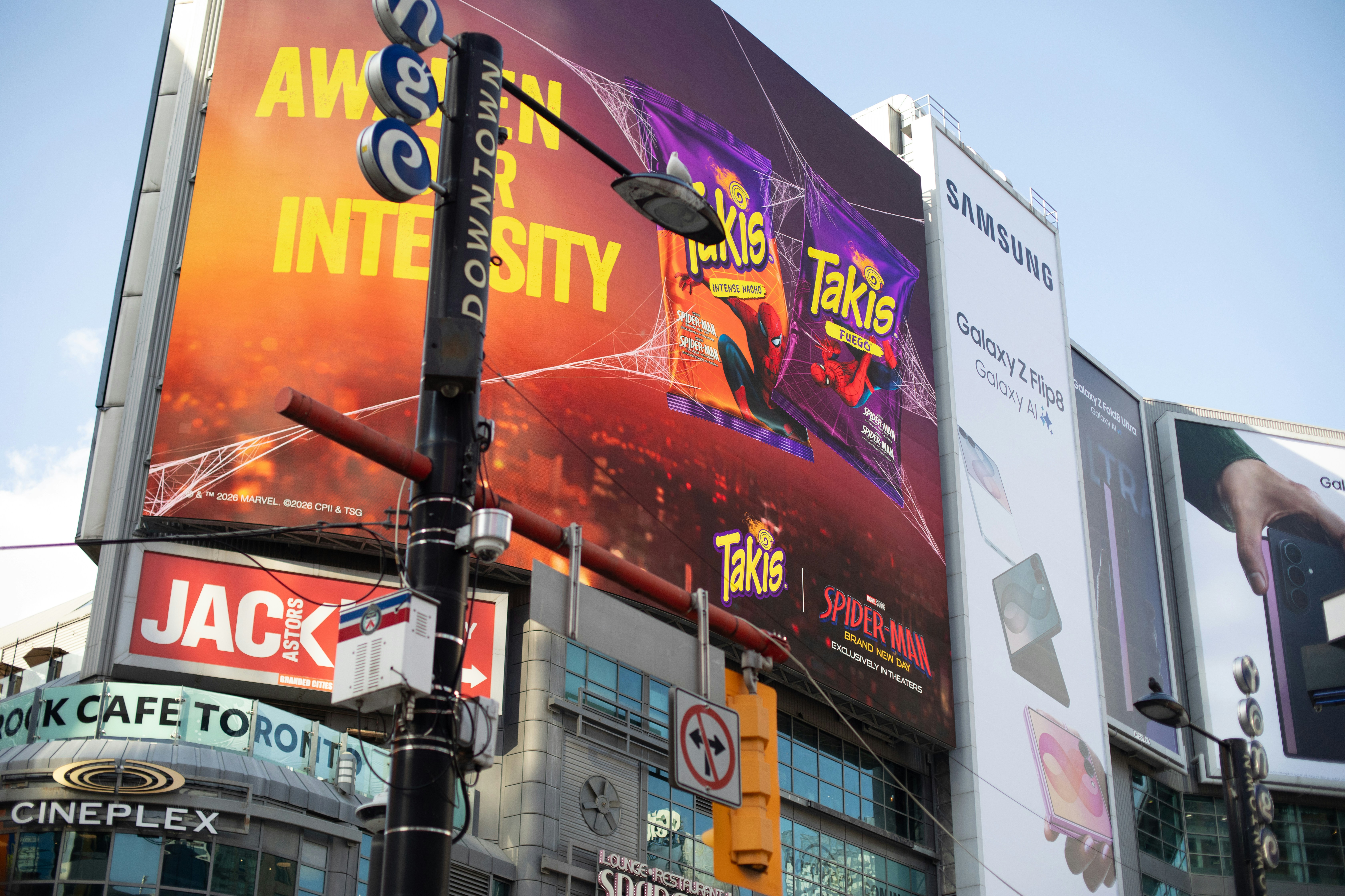 Grandes outdoors de takis e samsung dominam uma rua da cidade
