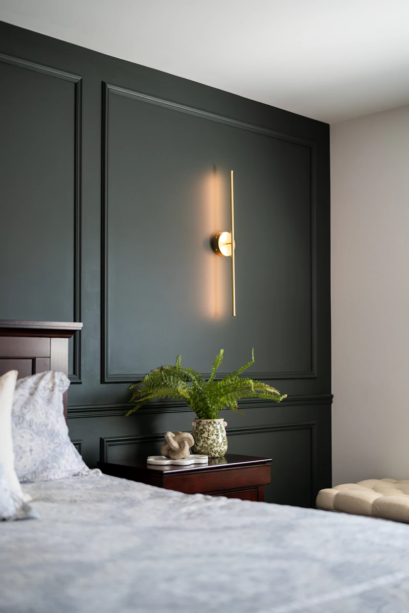 Quarto real com meia-parede verde e samambaia decorativa