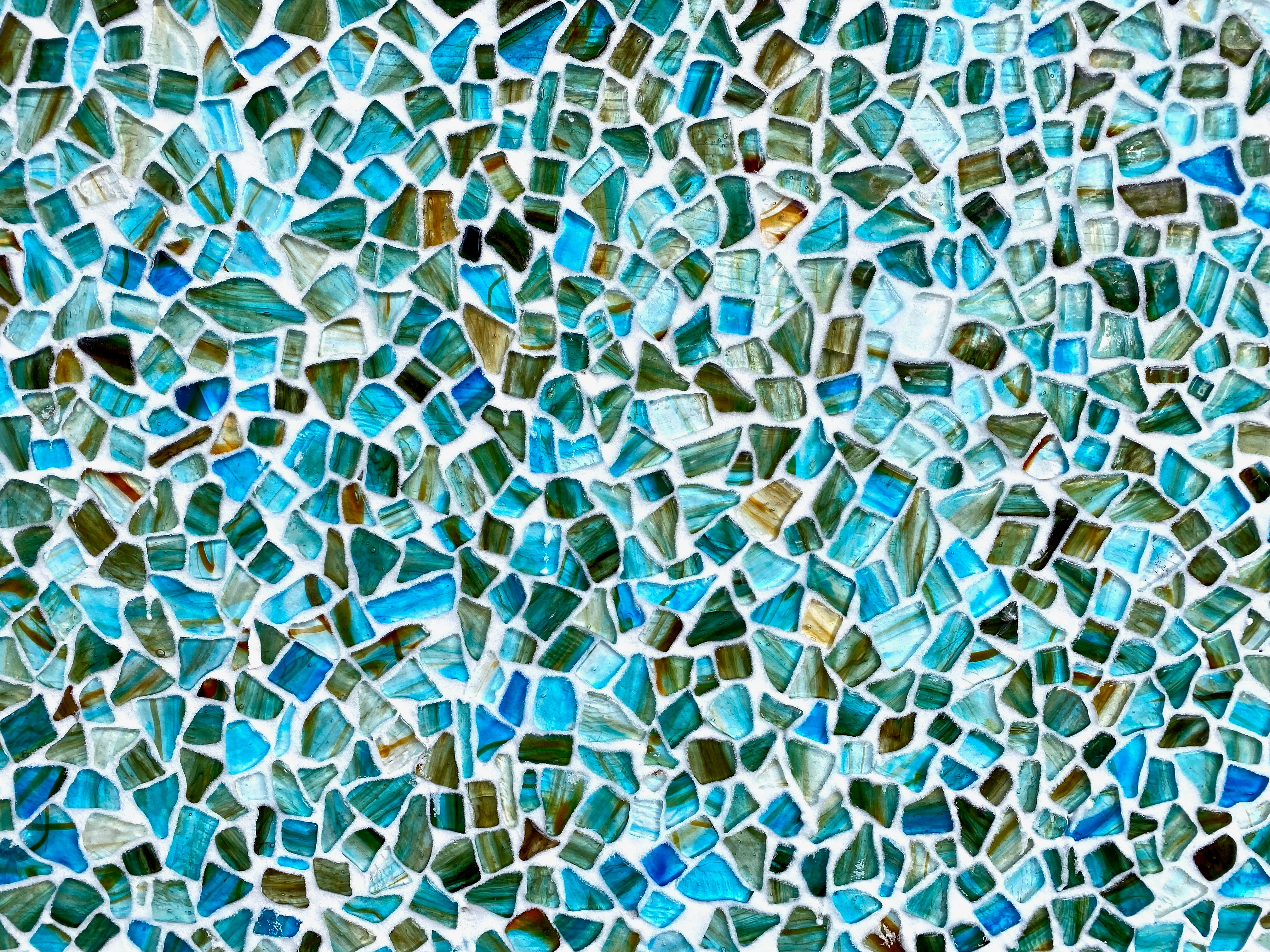 Un vivace motivo a mosaico con pezzi blu, verdi e marroni