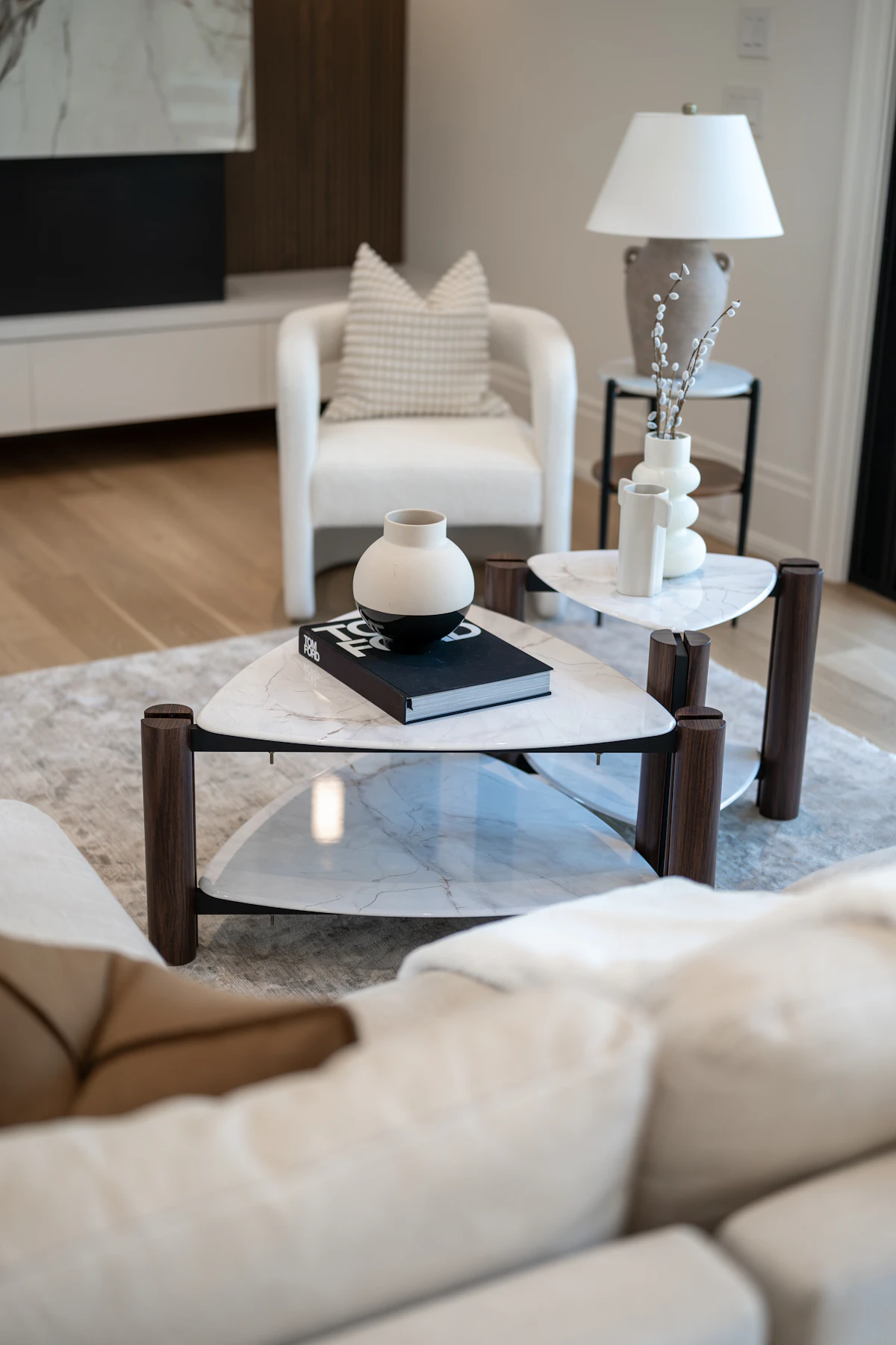 Table basse Trigone en marbre Carrare