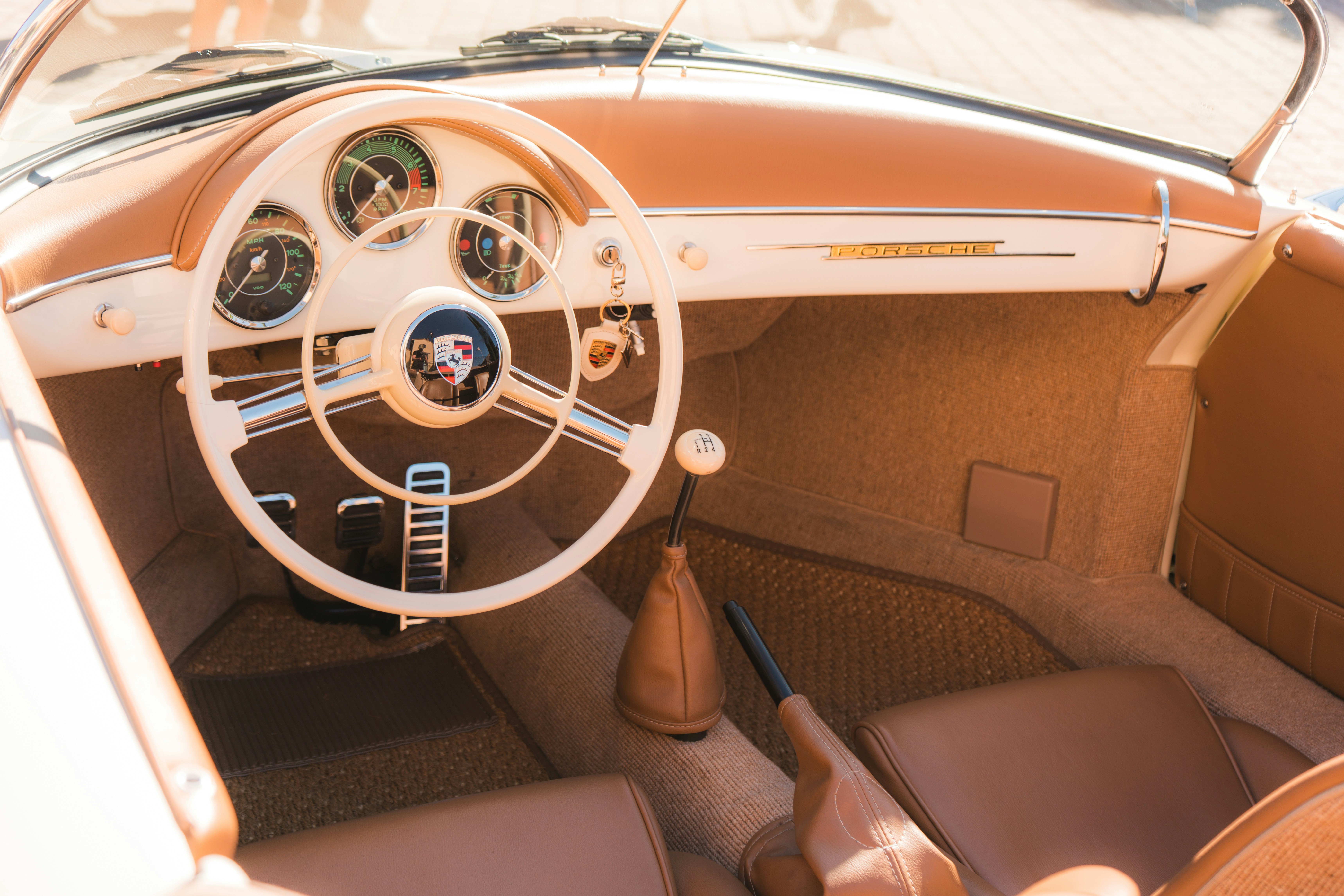 Interior de um carro clássico com painel bege e creme