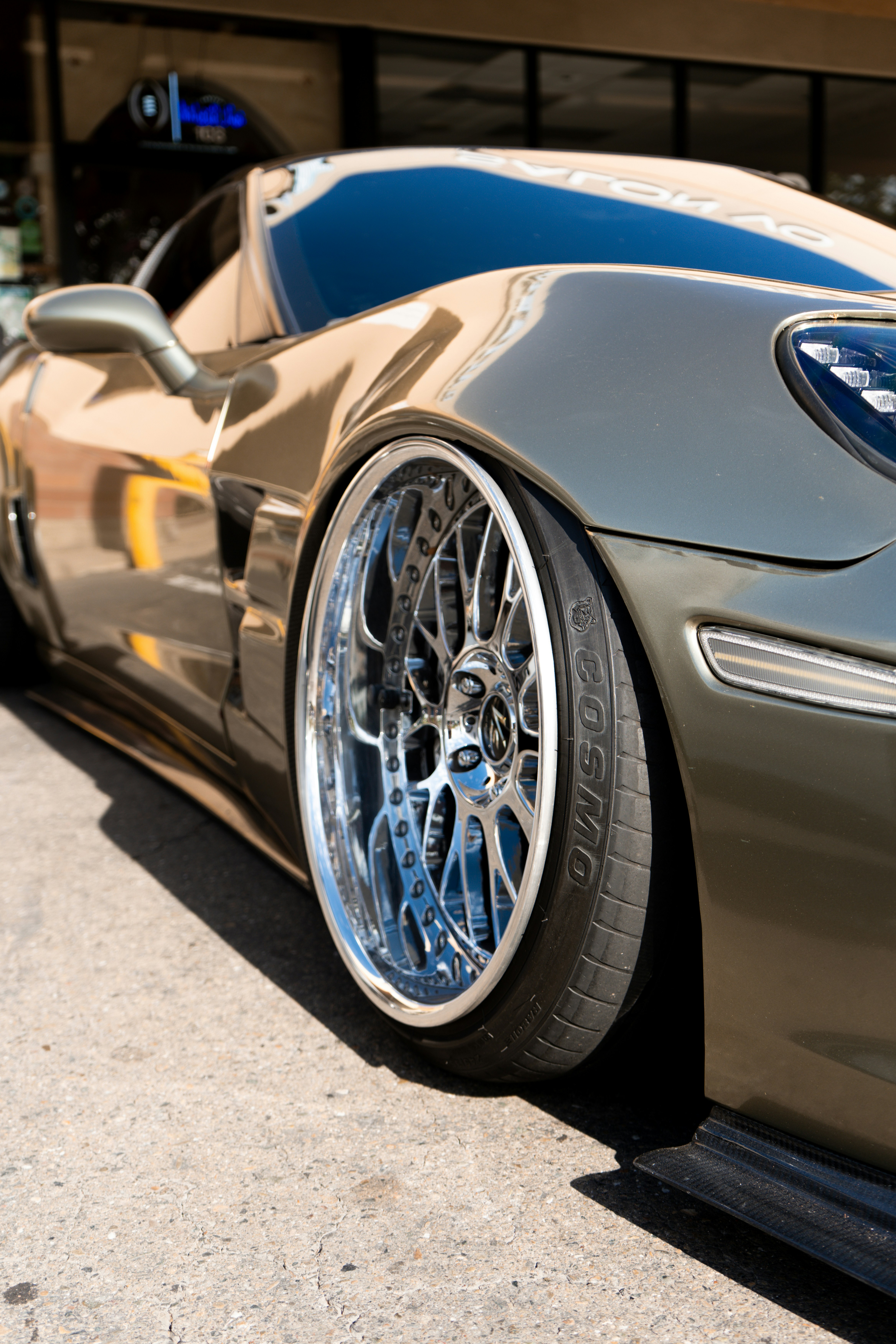Carro esportivo metálico com grandes rodas cromadas intrincadas