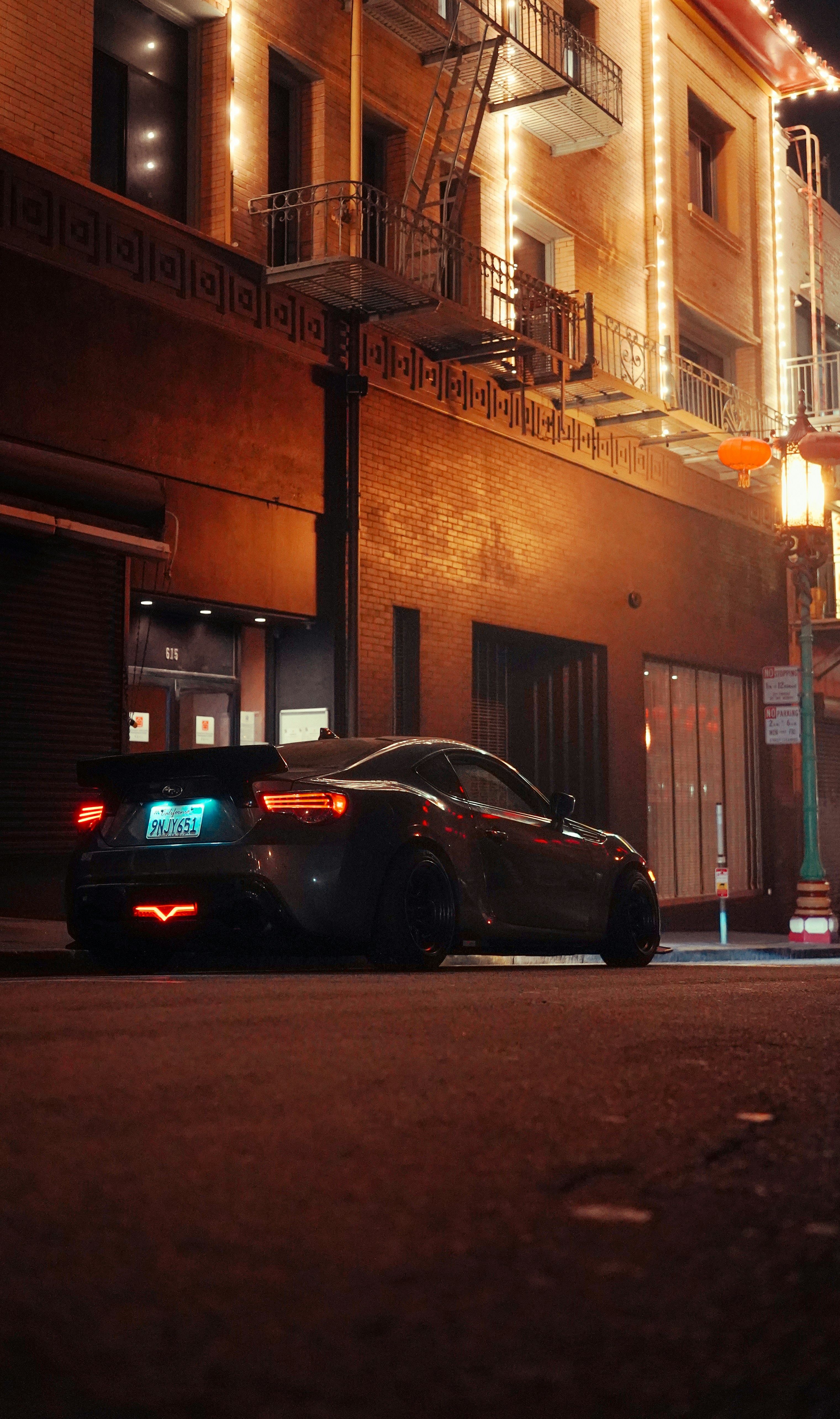 Auto sportiva moderna parcheggiata su una strada cittadina illuminata