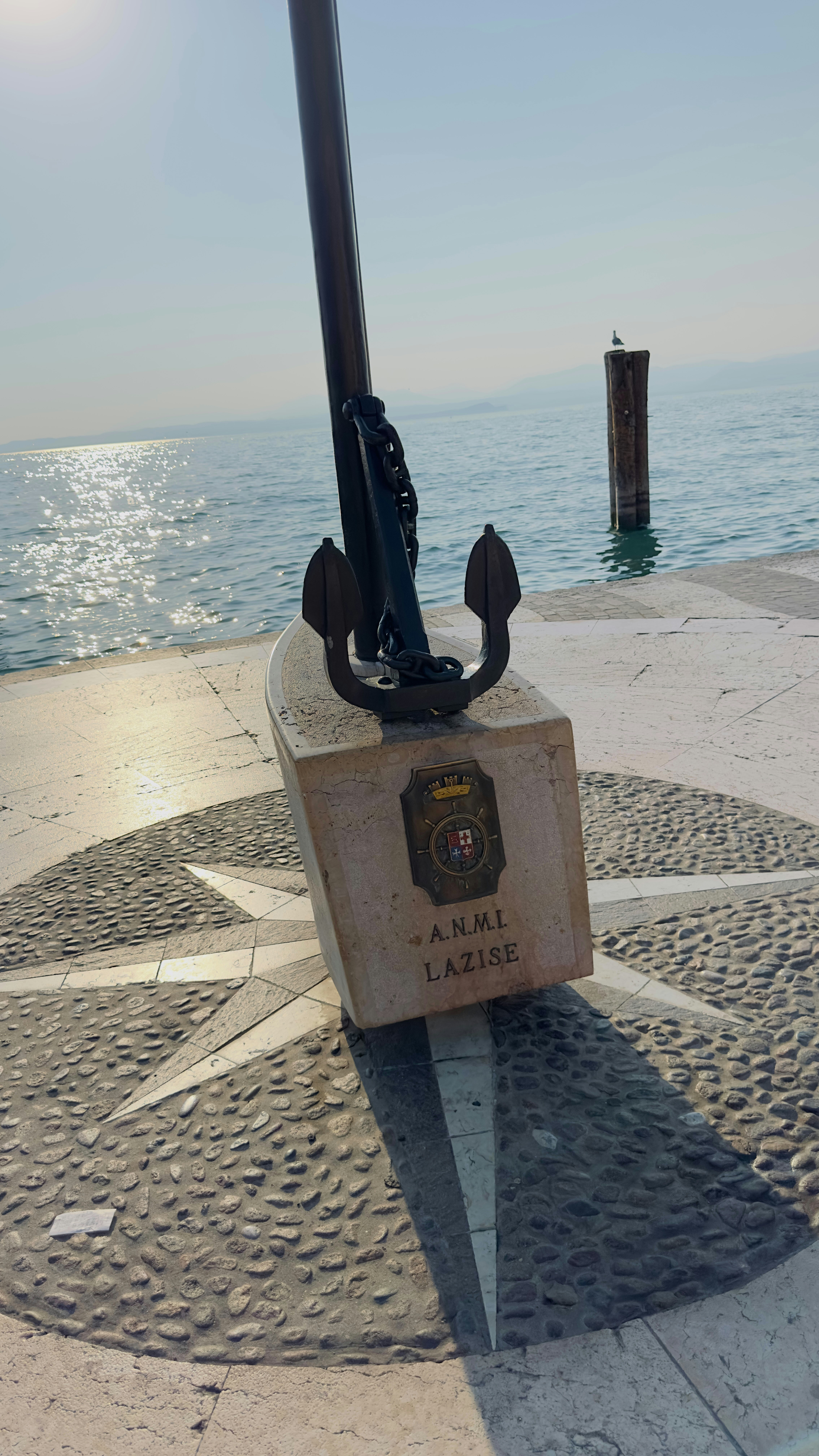 Monumen jangkar laut di atas kompas yang terangkat oleh air yang cerah