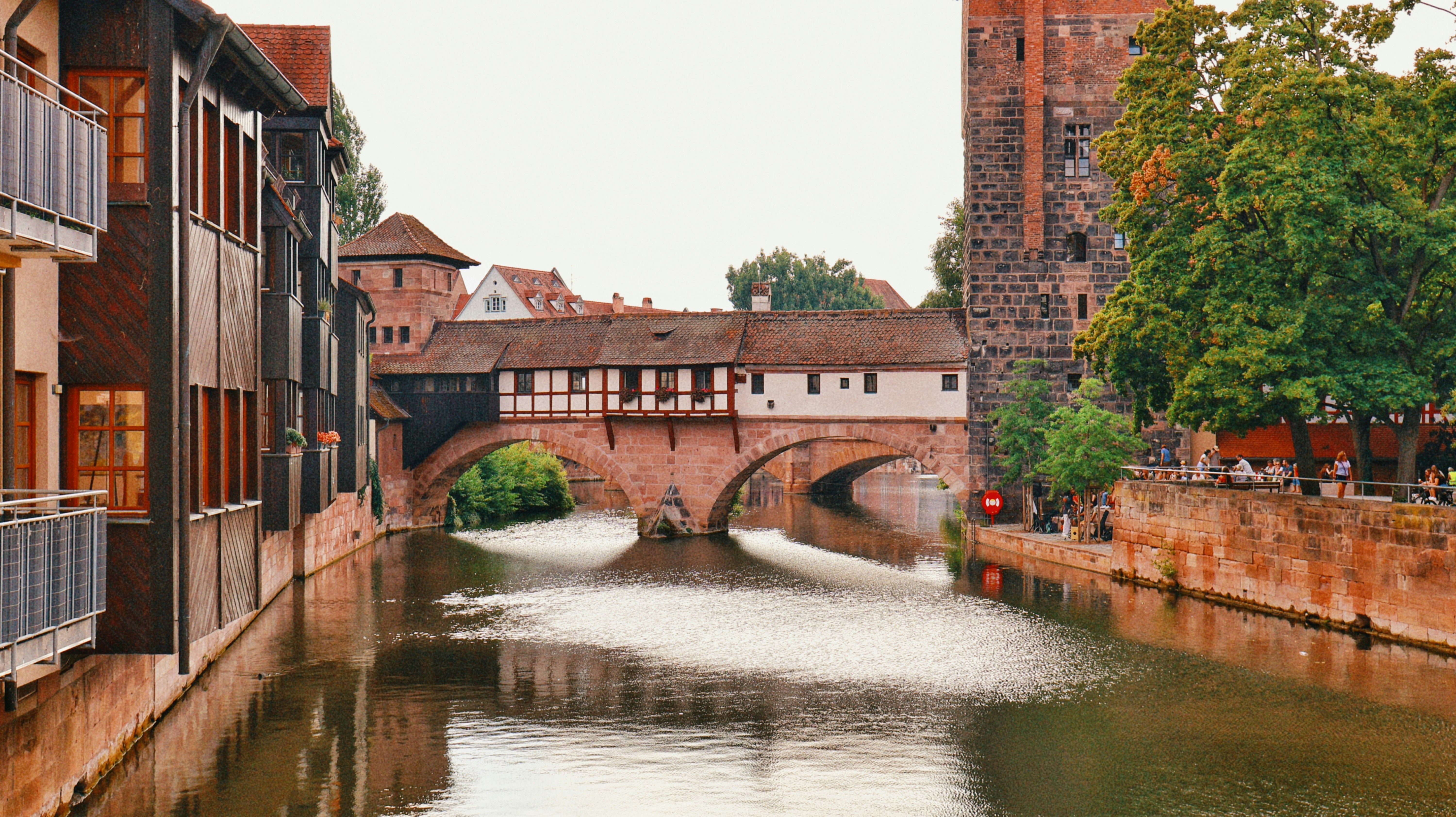 Pemandangan kota bersejarah Nuremberg dengan sungai Pegnitz dan jembatan tertutup.