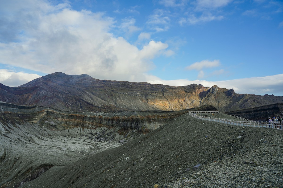 荒涼的火山口地貌與環繞的火口壁