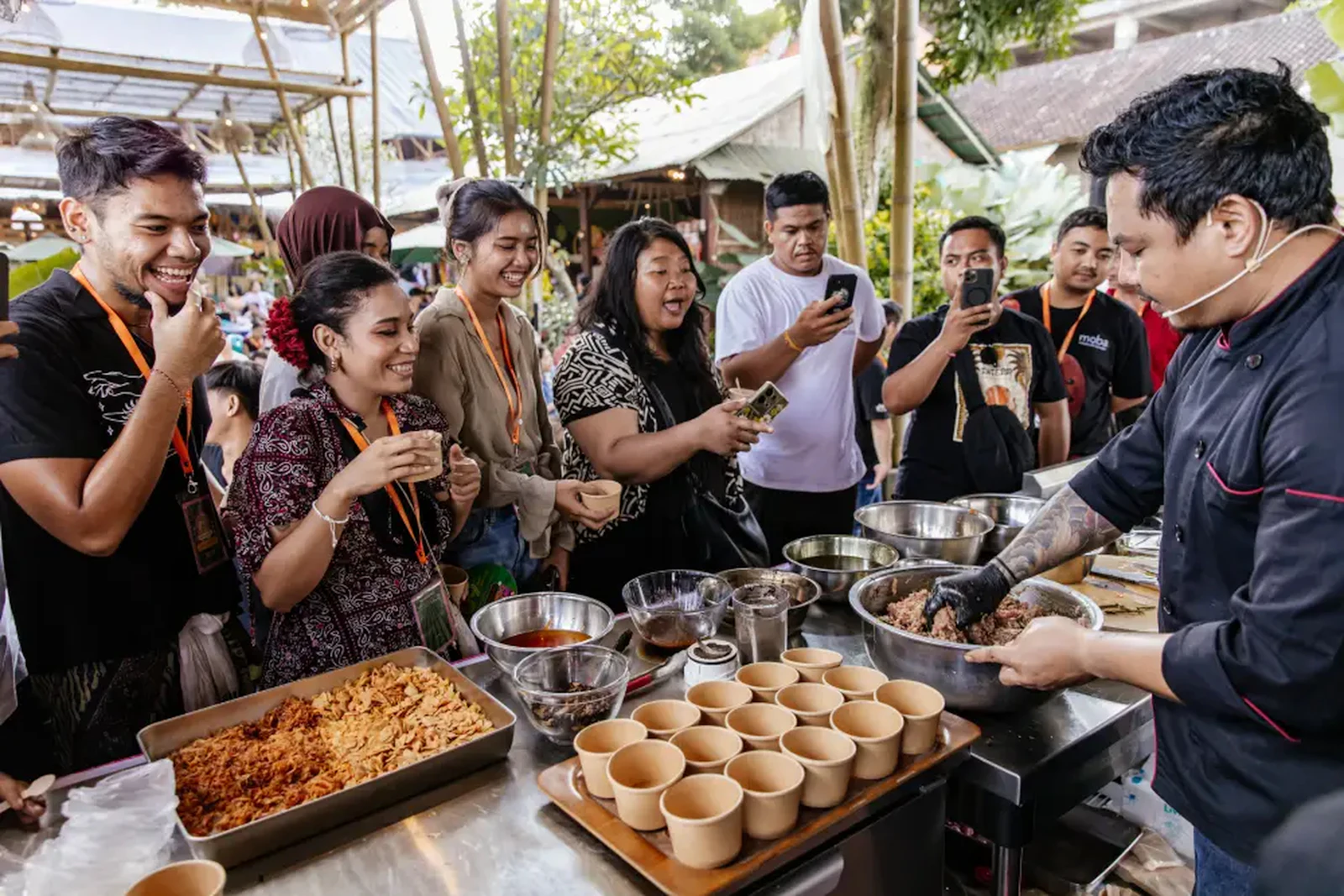 Đầu bếp đứng lớp nấu ăn